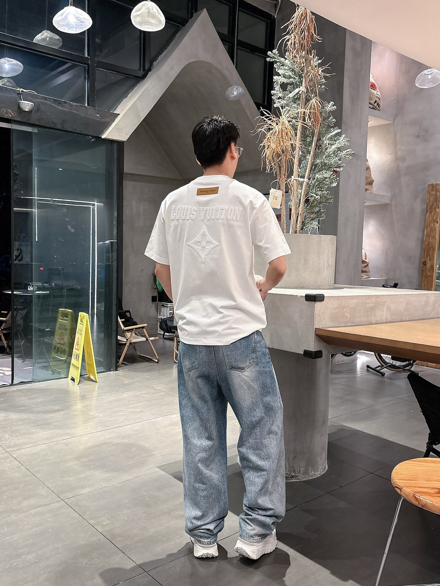    LV  三标齐全。 2025夏季新款最新品短袖T恤，专柜同步有售，原单狠货，时尚进口原版科技面料，