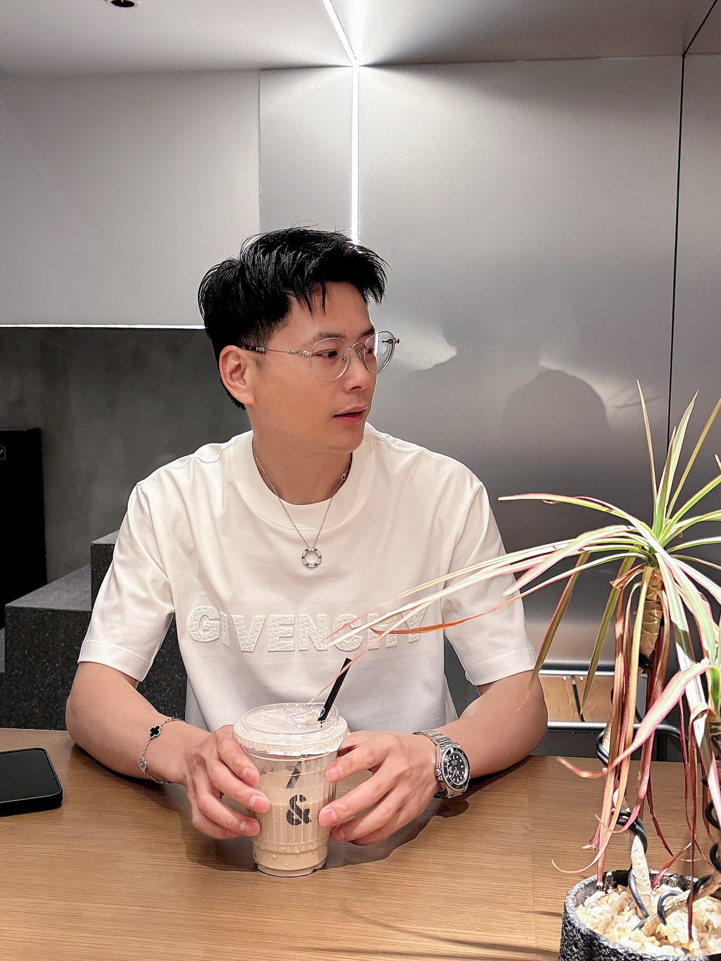    纪梵希  三标齐全。 2025夏季新款最新品短袖T恤，专柜同步有售，原单狠货，时尚进口原版科技面料