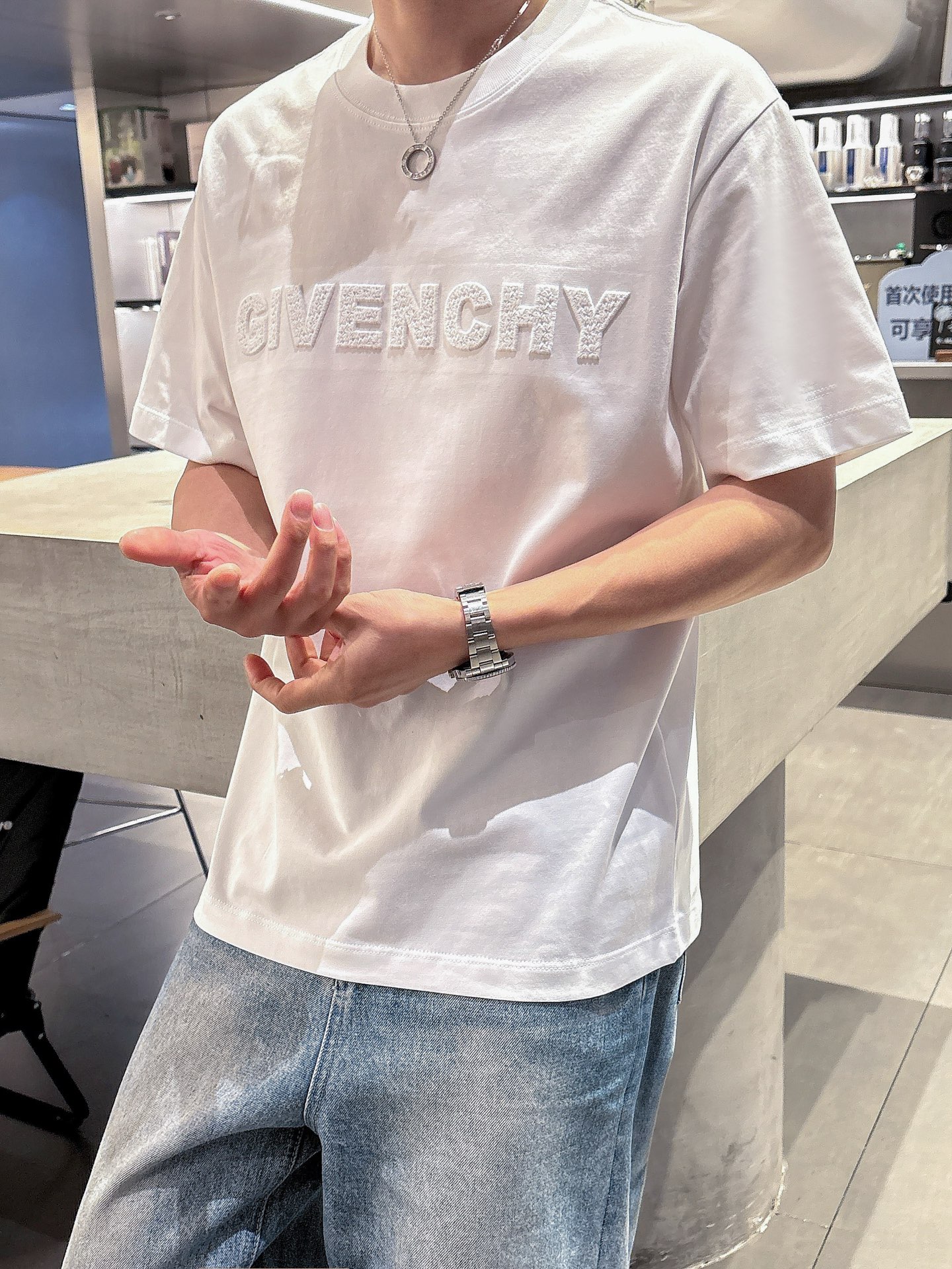    纪梵希  三标齐全。 2025夏季新款最新品短袖T恤，专柜同步有售，原单狠货，时尚进口原版科技面料