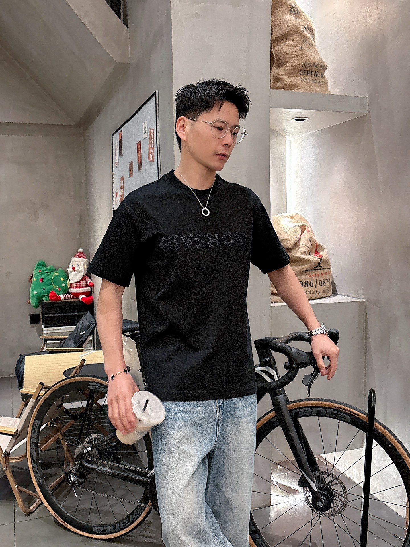    纪梵希  三标齐全。 2025夏季新款最新品短袖T恤，专柜同步有售，原单狠货，时尚进口原版科技面料