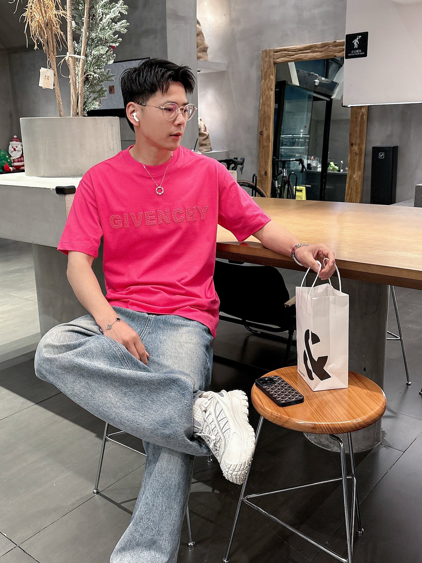    纪梵希  三标齐全。 2025夏季新款最新品短袖T恤，专柜同步有售，原单狠货，时尚进口原版科技面料