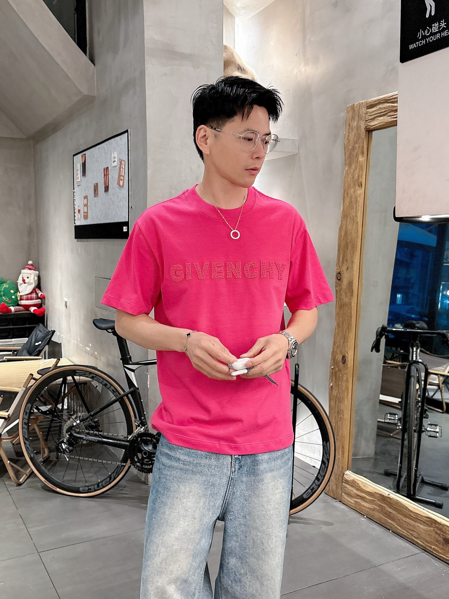    纪梵希  三标齐全。 2025夏季新款最新品短袖T恤，专柜同步有售，原单狠货，时尚进口原版科技面料