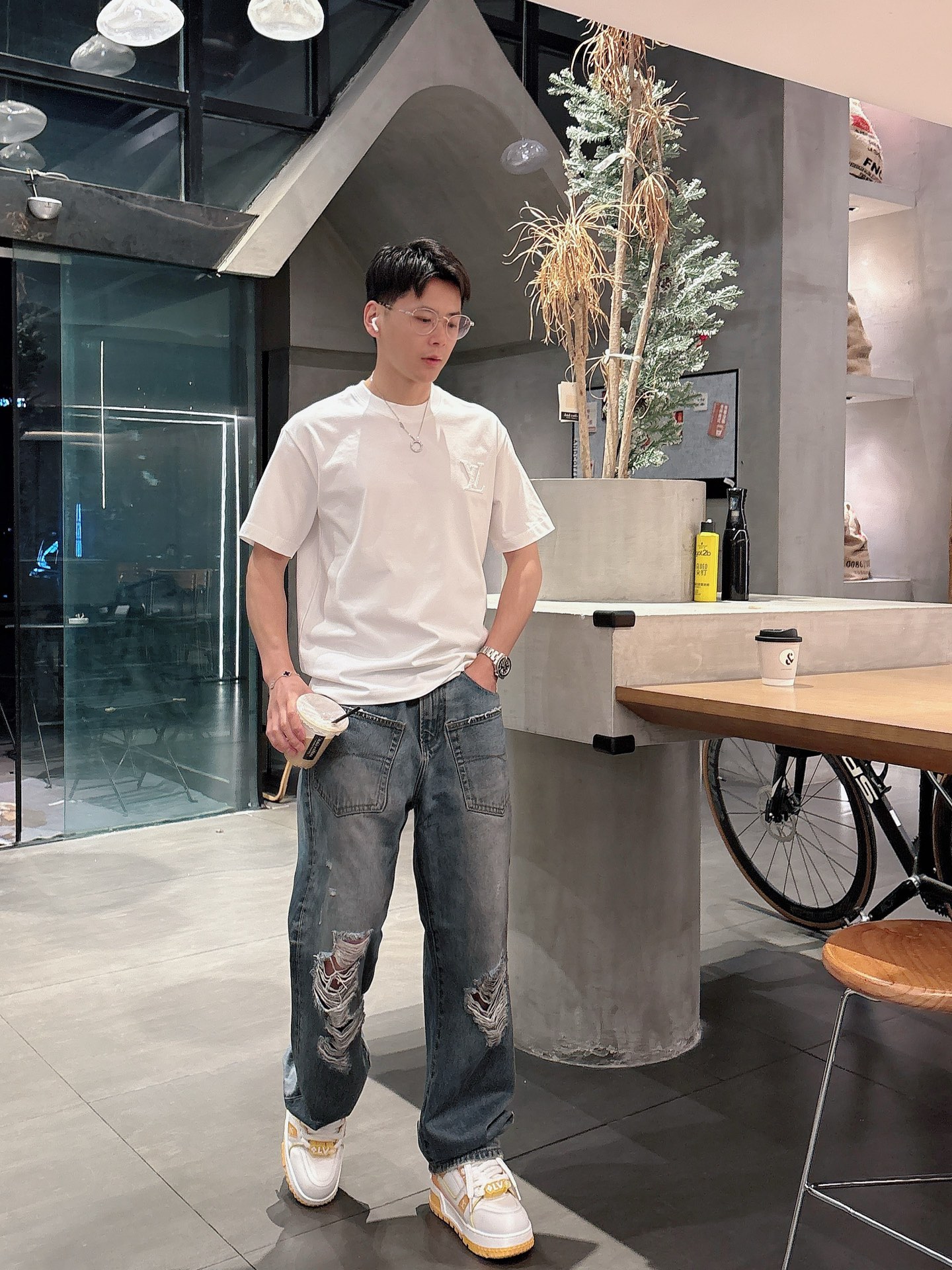    LV  三标齐全。 2025夏季新款最新品短袖T恤，专柜同步有售，原单狠货，时尚进口原版科技面料，