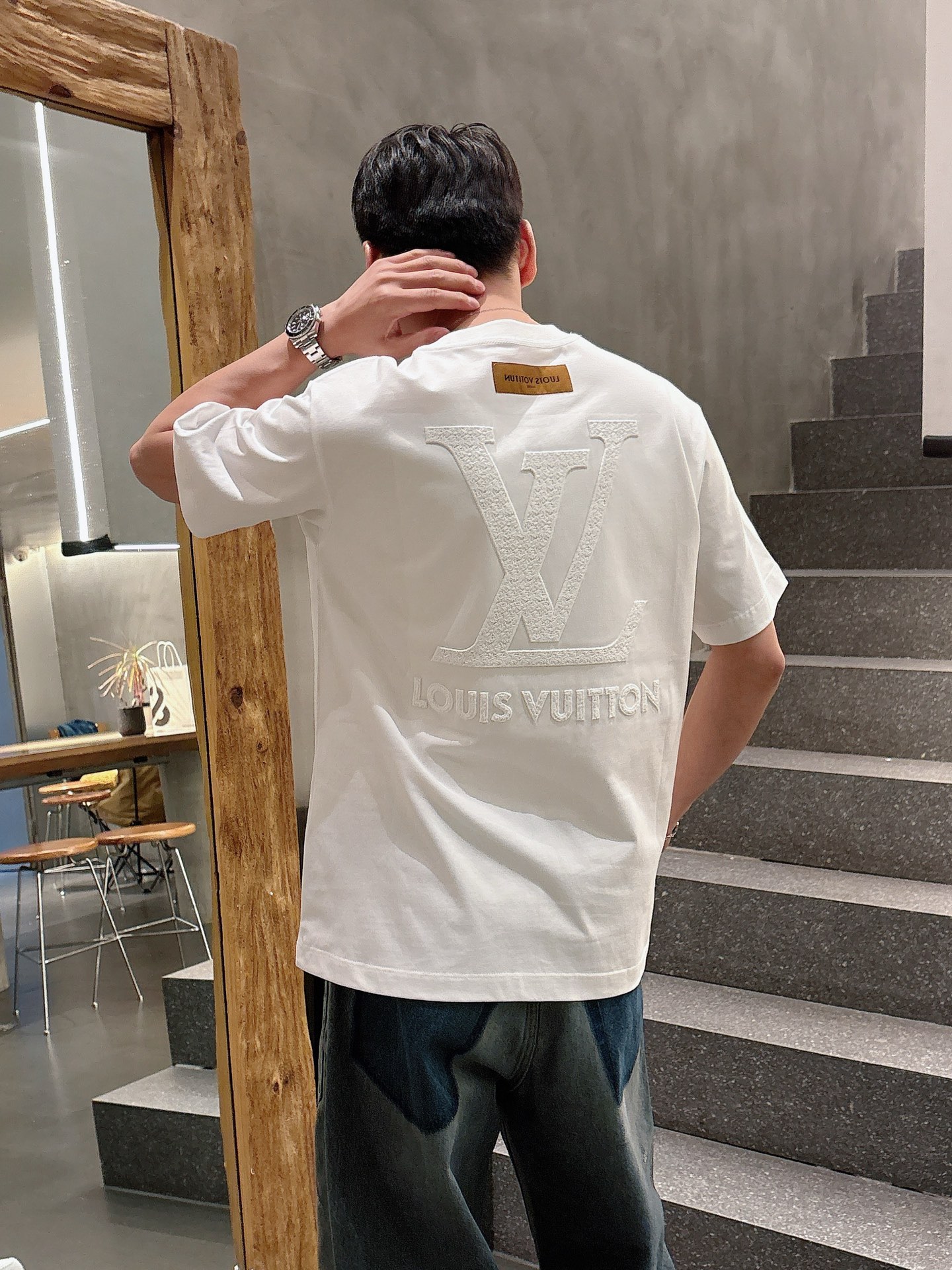   LV  三标齐全。 2025夏季新款最新品短袖T恤，专柜同步有售，原单狠货，时尚进口原版科技面料，