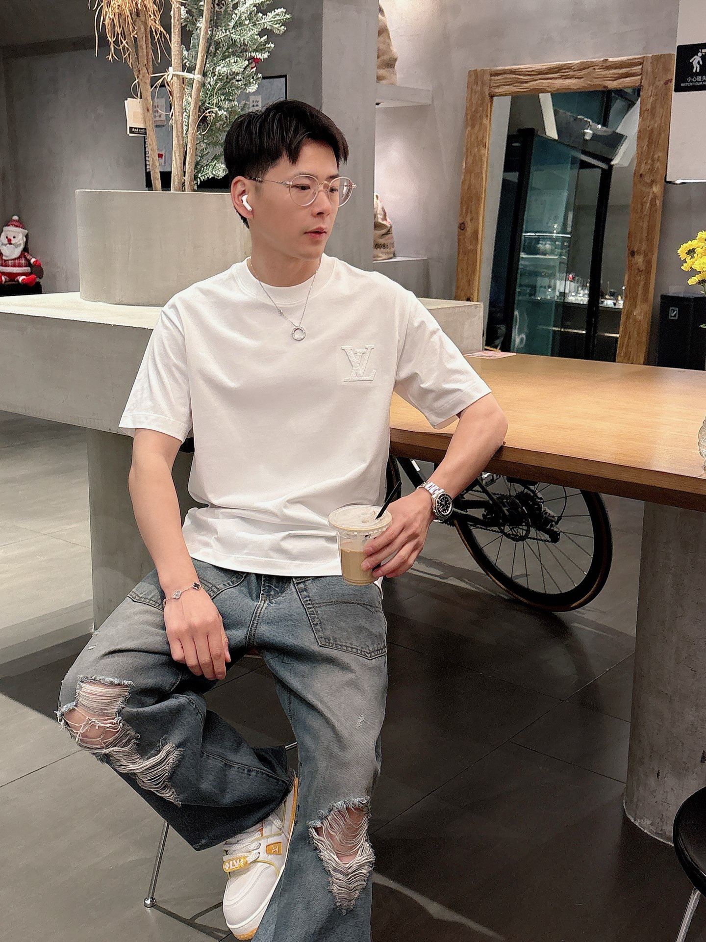    LV  三标齐全。 2025夏季新款最新品短袖T恤，专柜同步有售，原单狠货，时尚进口原版科技面料，