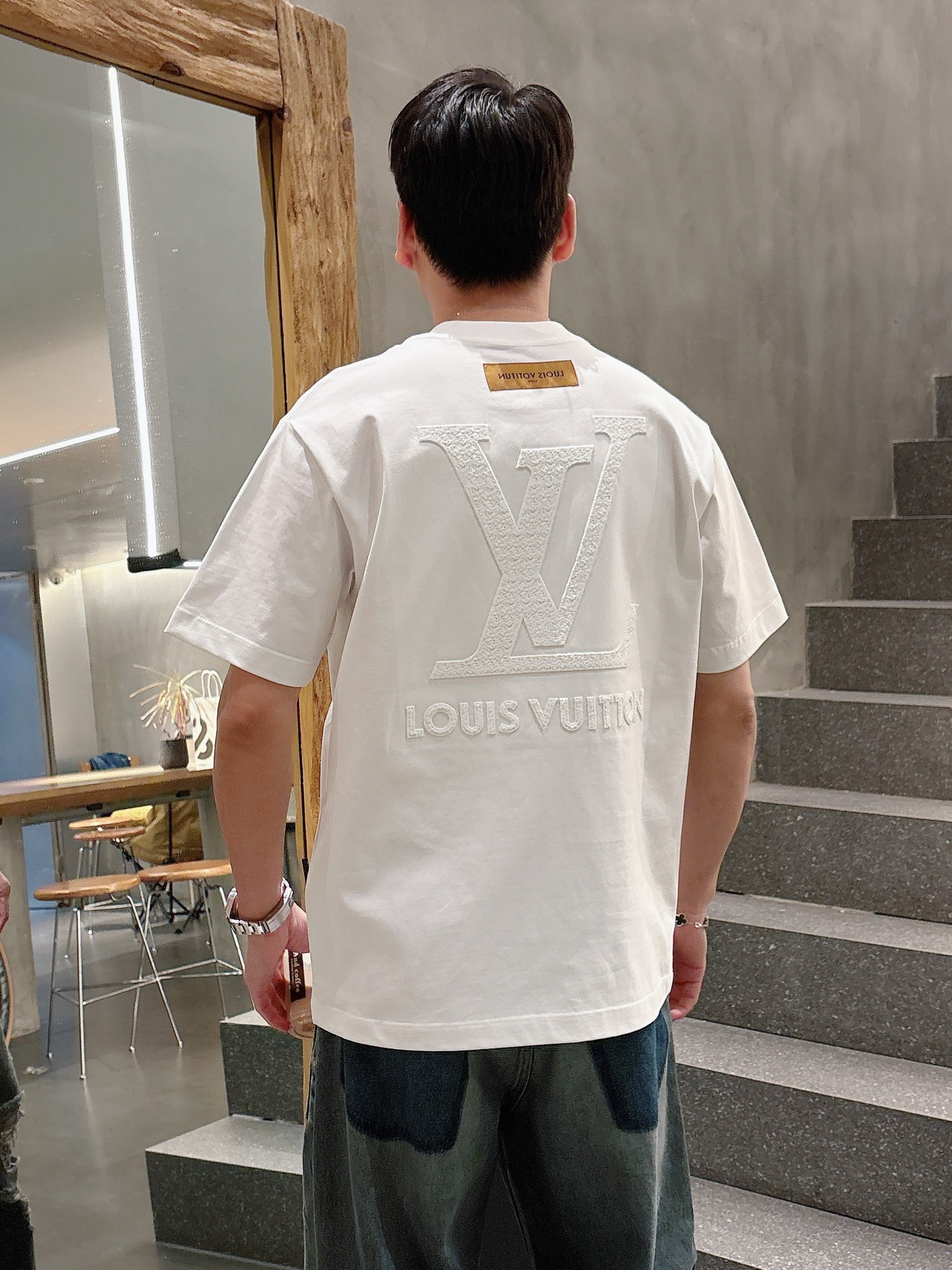    LV  三标齐全。 2025夏季新款最新品短袖T恤，专柜同步有售，原单狠货，时尚进口原版科技面料，