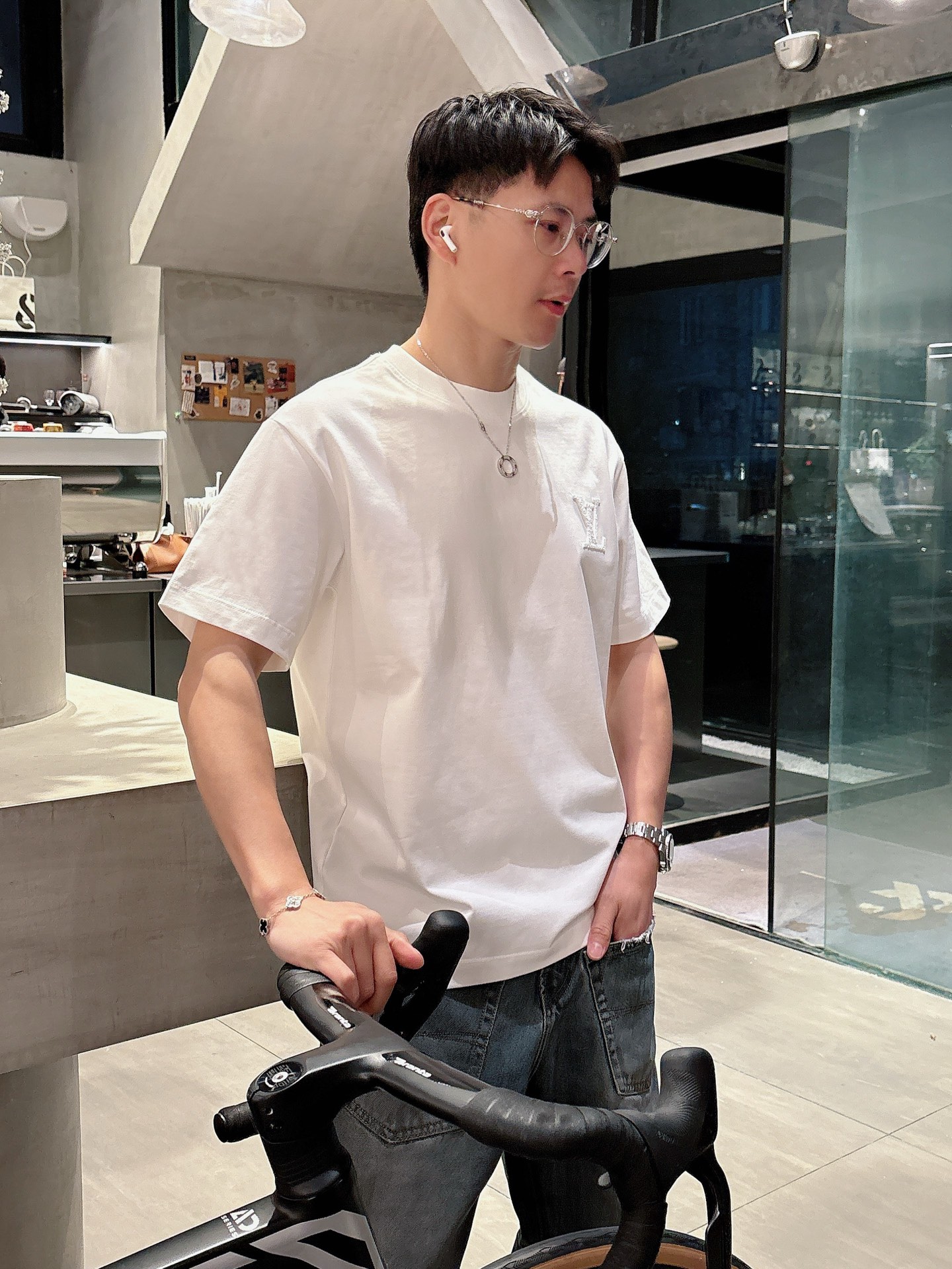    LV  三标齐全。 2025夏季新款最新品短袖T恤，专柜同步有售，原单狠货，时尚进口原版科技面料，