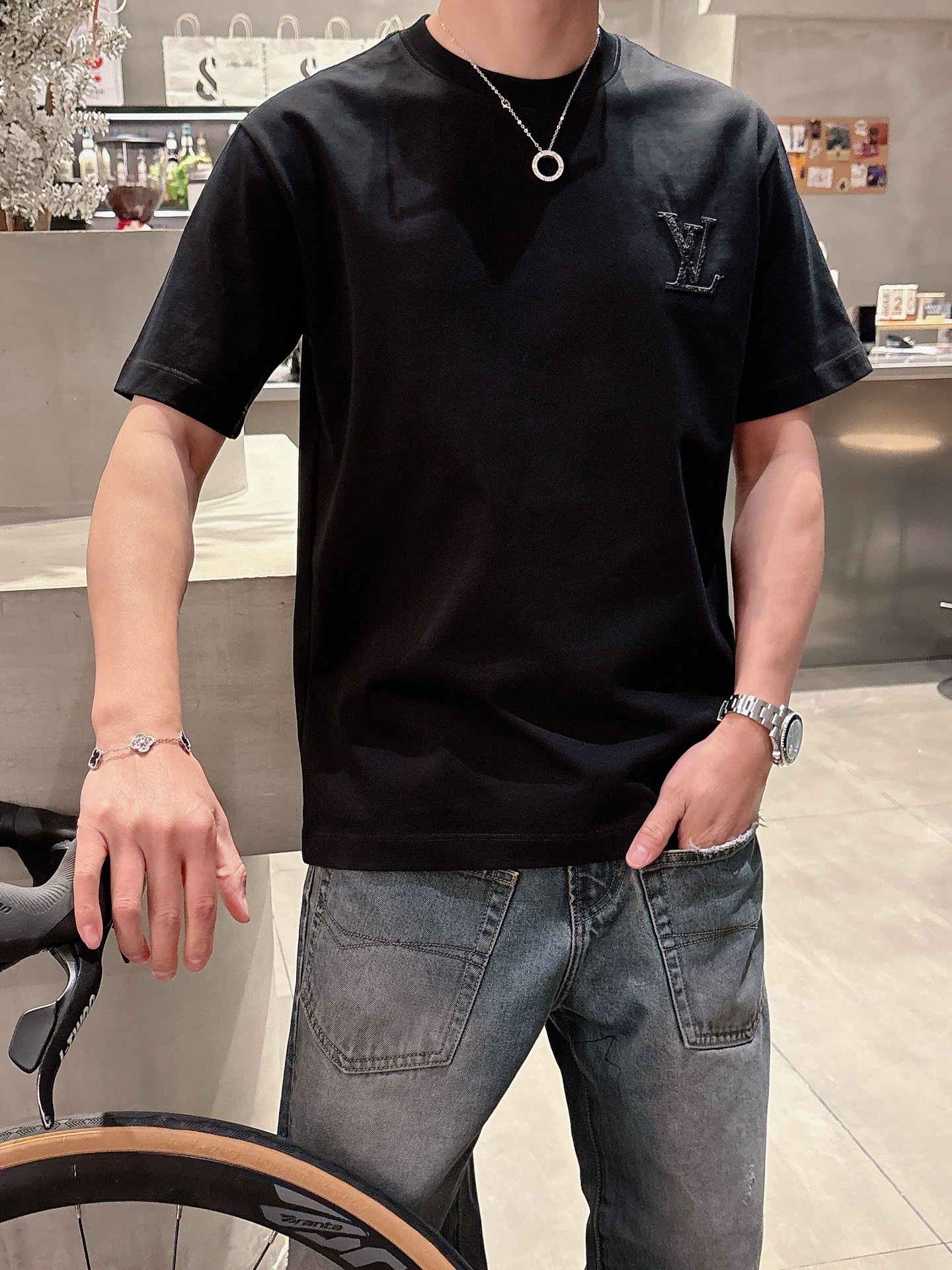   LV  三标齐全。 2025夏季新款最新品短袖T恤，专柜同步有售，原单狠货，时尚进口原版科技面料，