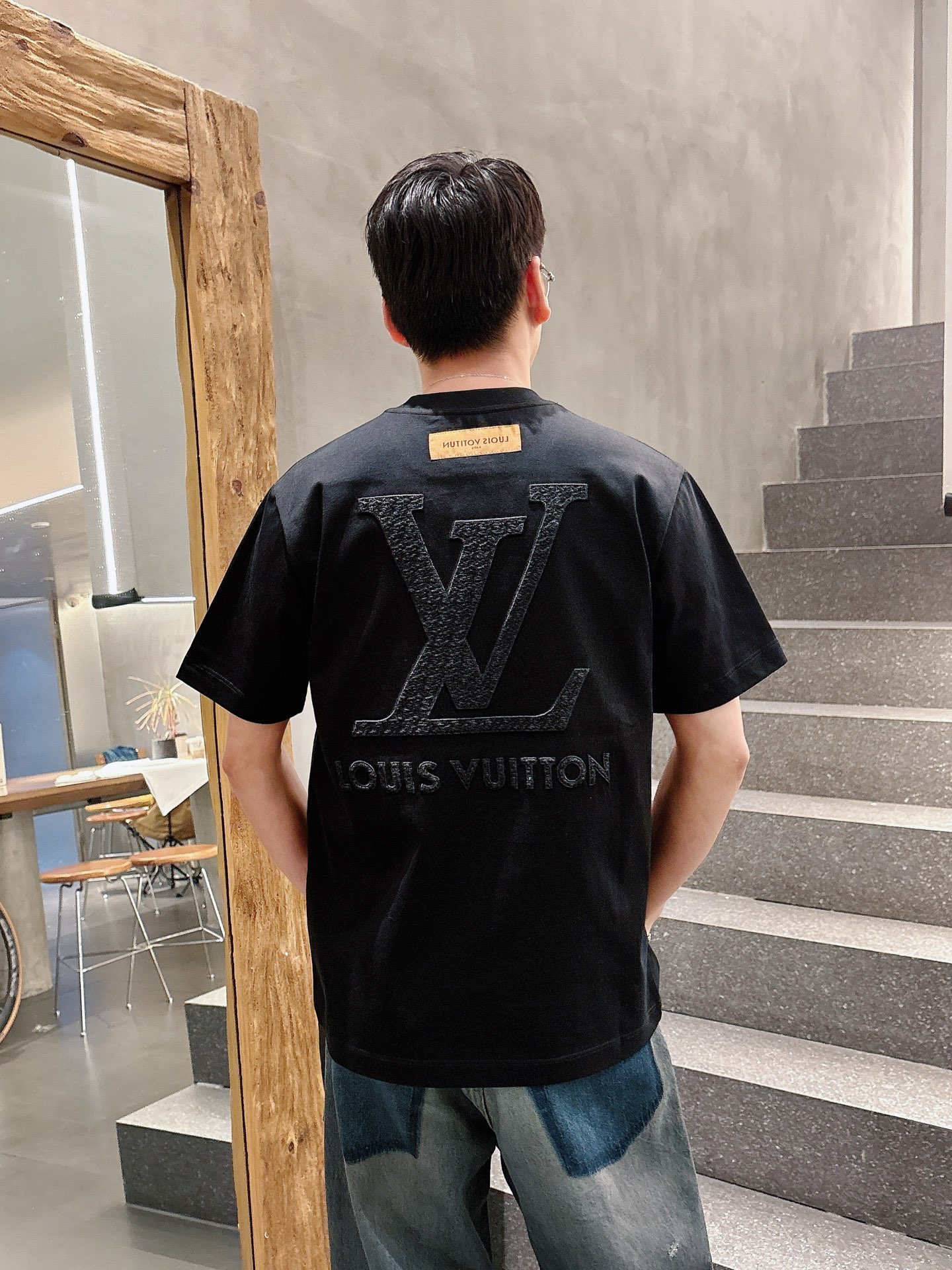    LV  三标齐全。 2025夏季新款最新品短袖T恤，专柜同步有售，原单狠货，时尚进口原版科技面料，
