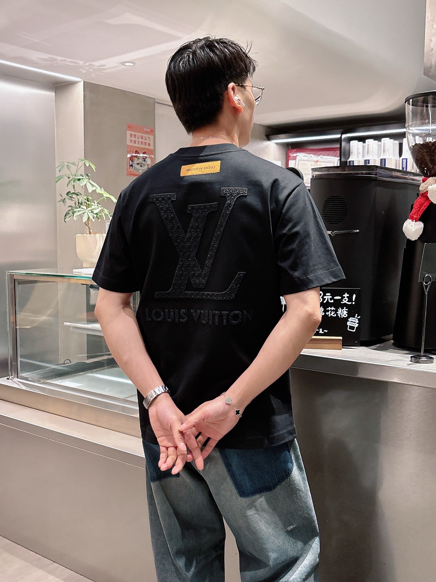    LV  三标齐全。 2025夏季新款最新品短袖T恤，专柜同步有售，原单狠货，时尚进口原版科技面料，