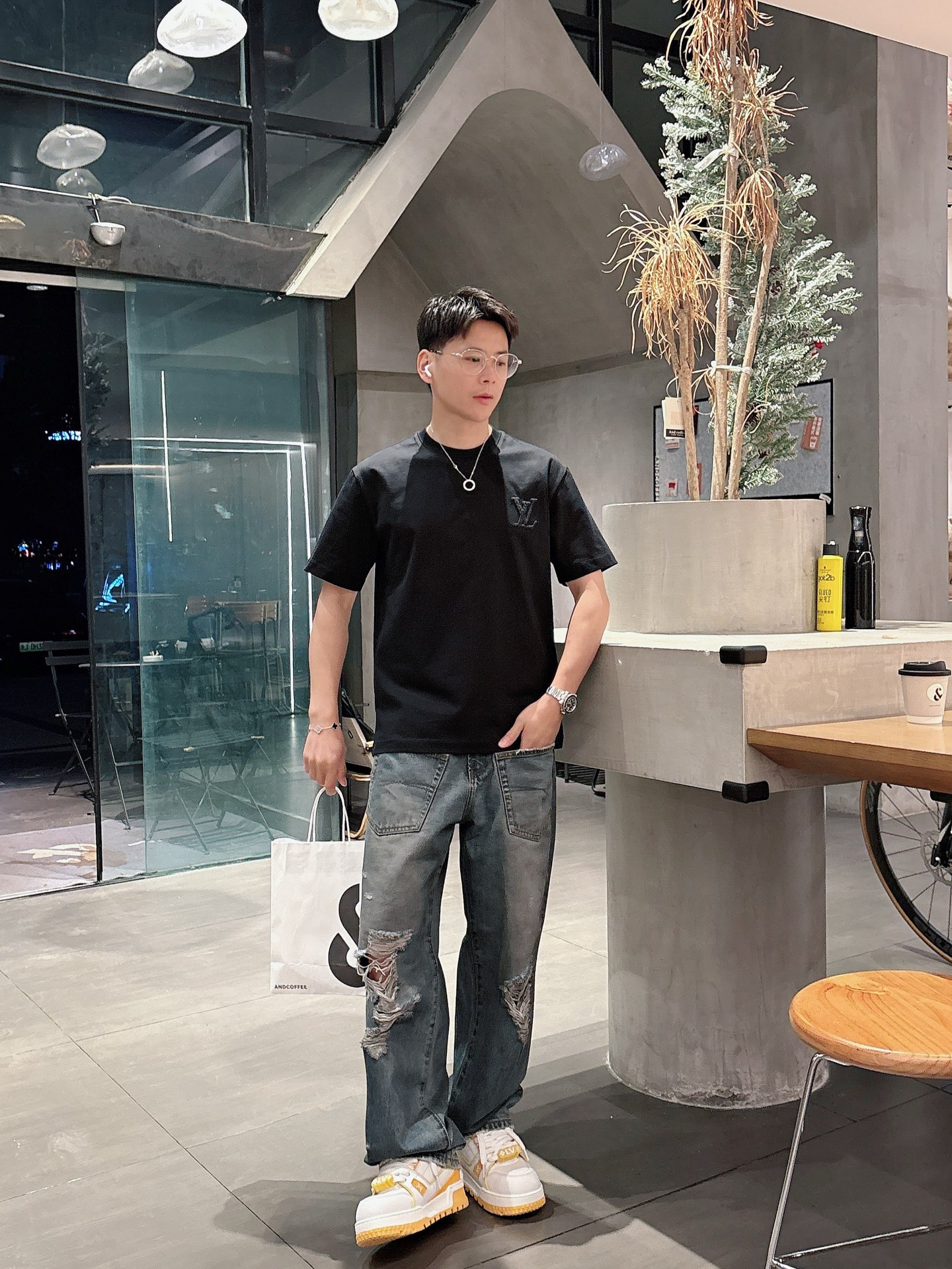    LV  三标齐全。 2025夏季新款最新品短袖T恤，专柜同步有售，原单狠货，时尚进口原版科技面料，