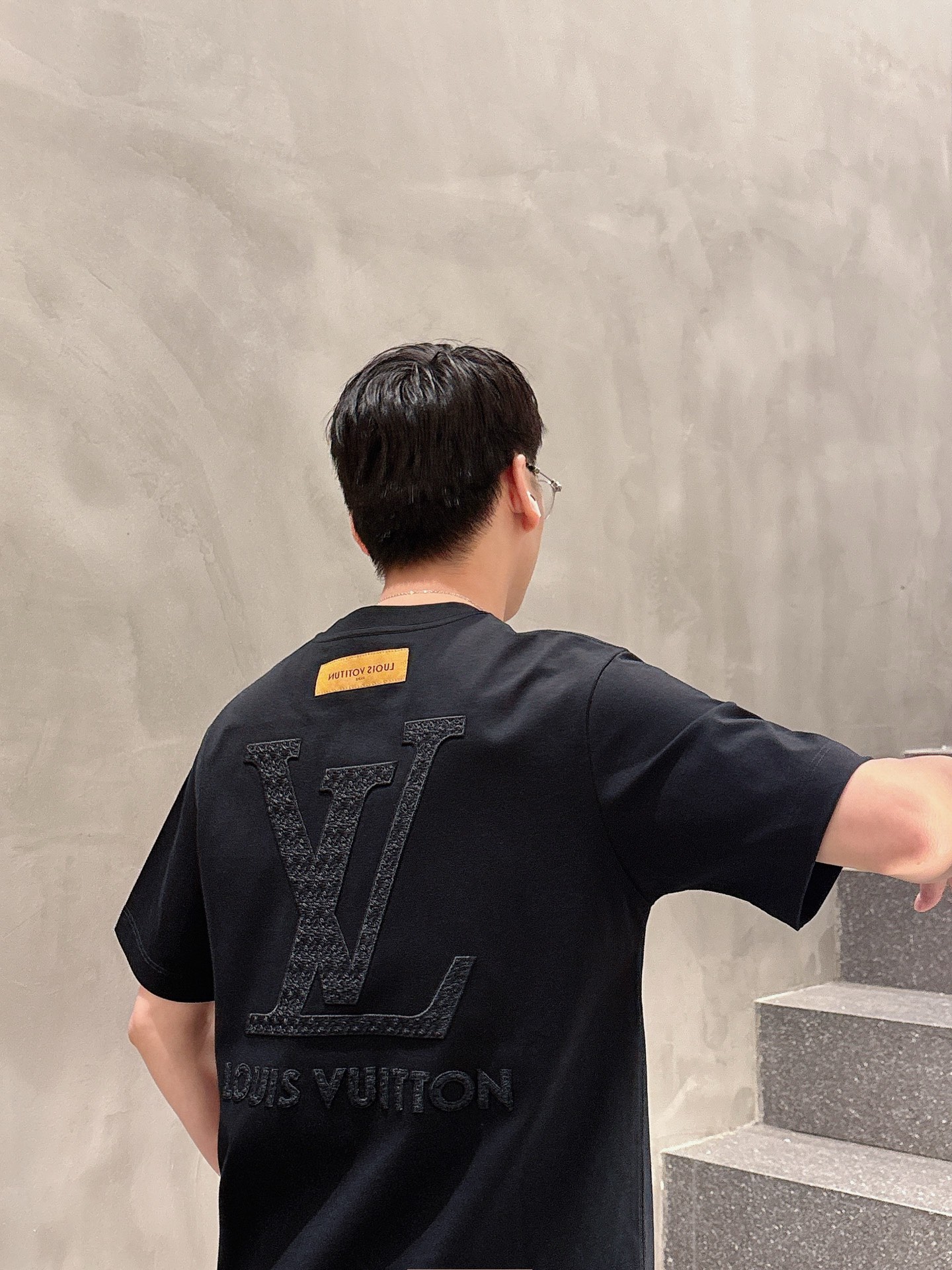    LV  三标齐全。 2025夏季新款最新品短袖T恤，专柜同步有售，原单狠货，时尚进口原版科技面料，