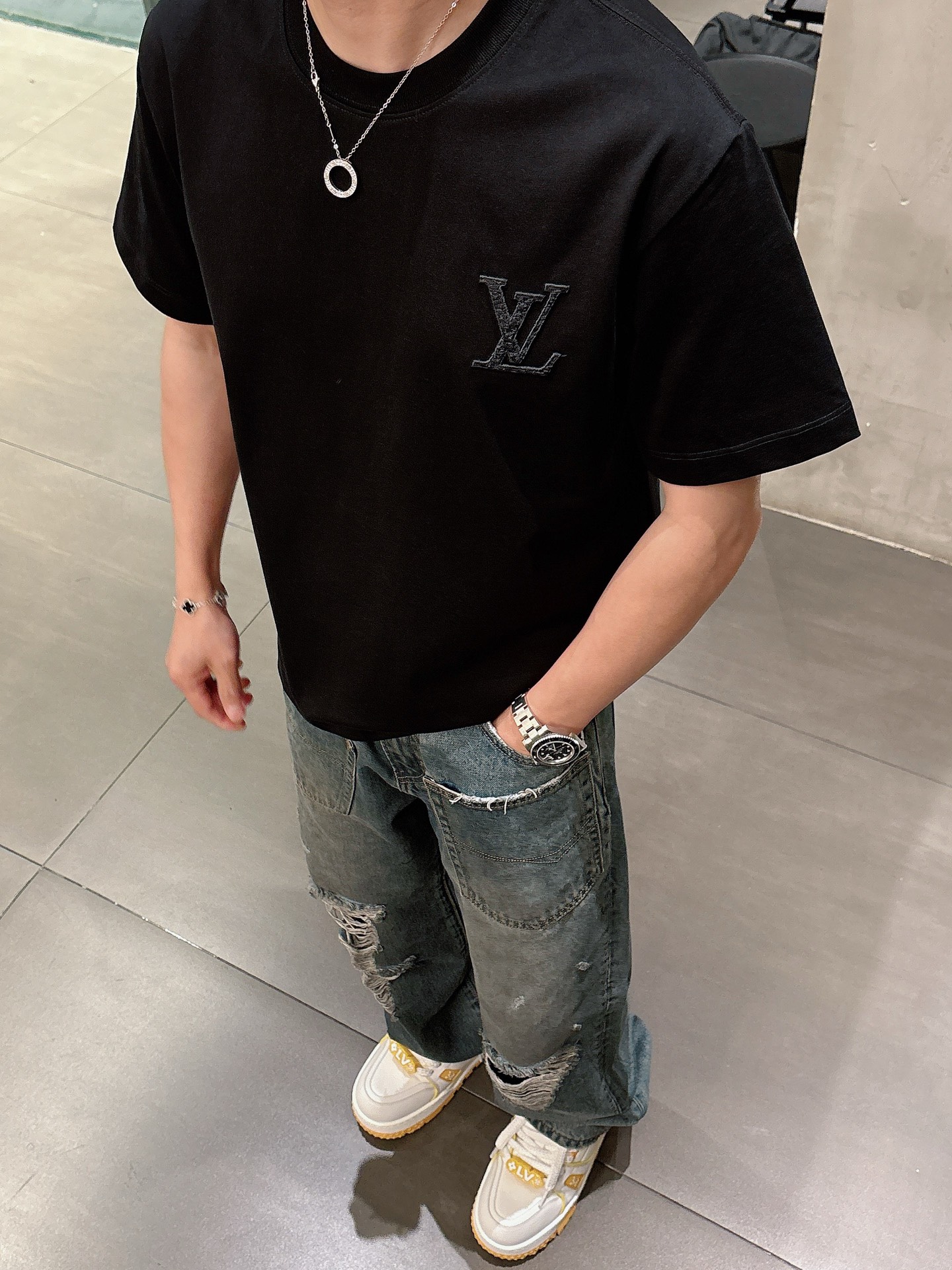    LV  三标齐全。 2025夏季新款最新品短袖T恤，专柜同步有售，原单狠货，时尚进口原版科技面料，