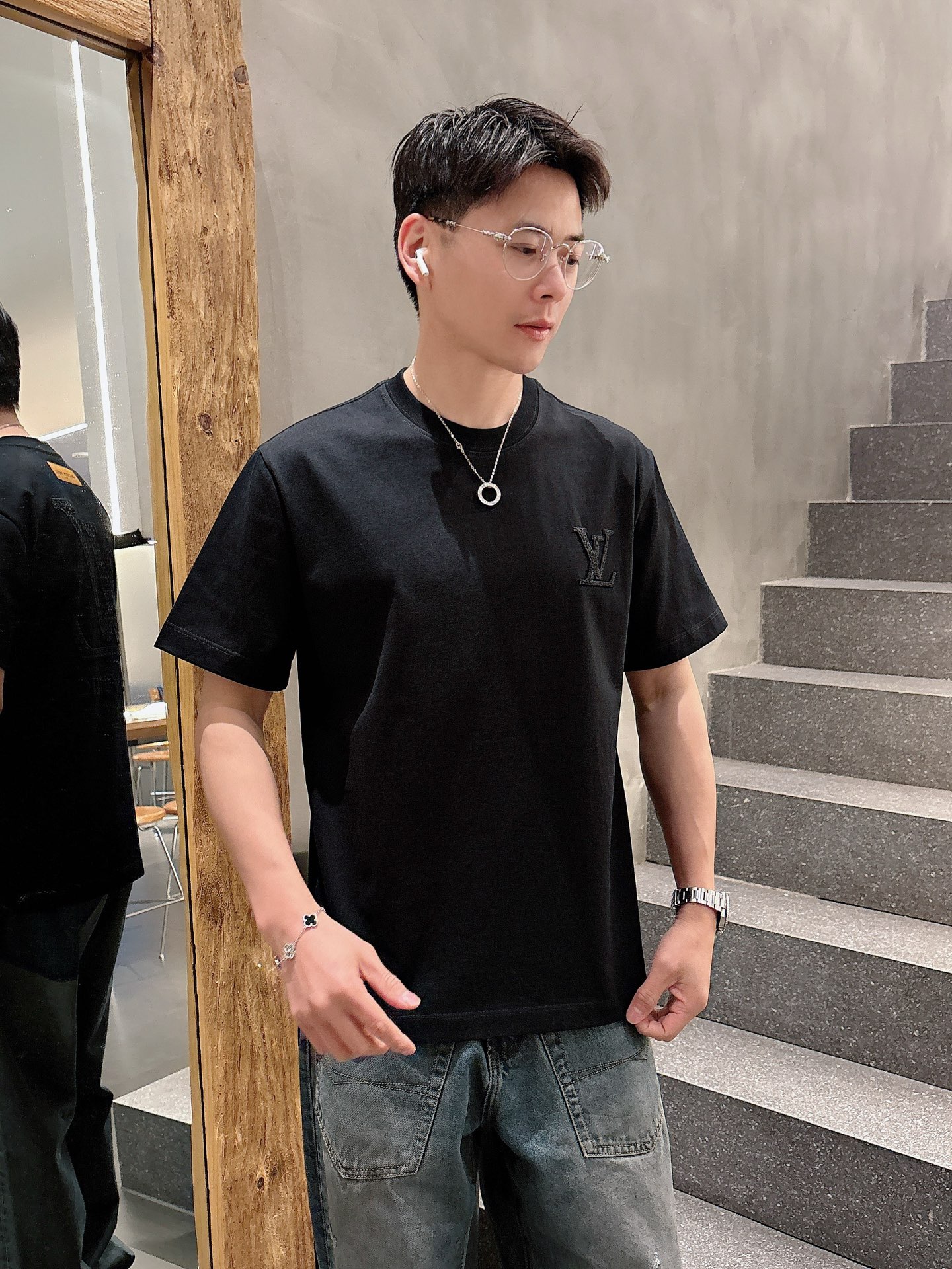    LV  三标齐全。 2025夏季新款最新品短袖T恤，专柜同步有售，原单狠货，时尚进口原版科技面料，