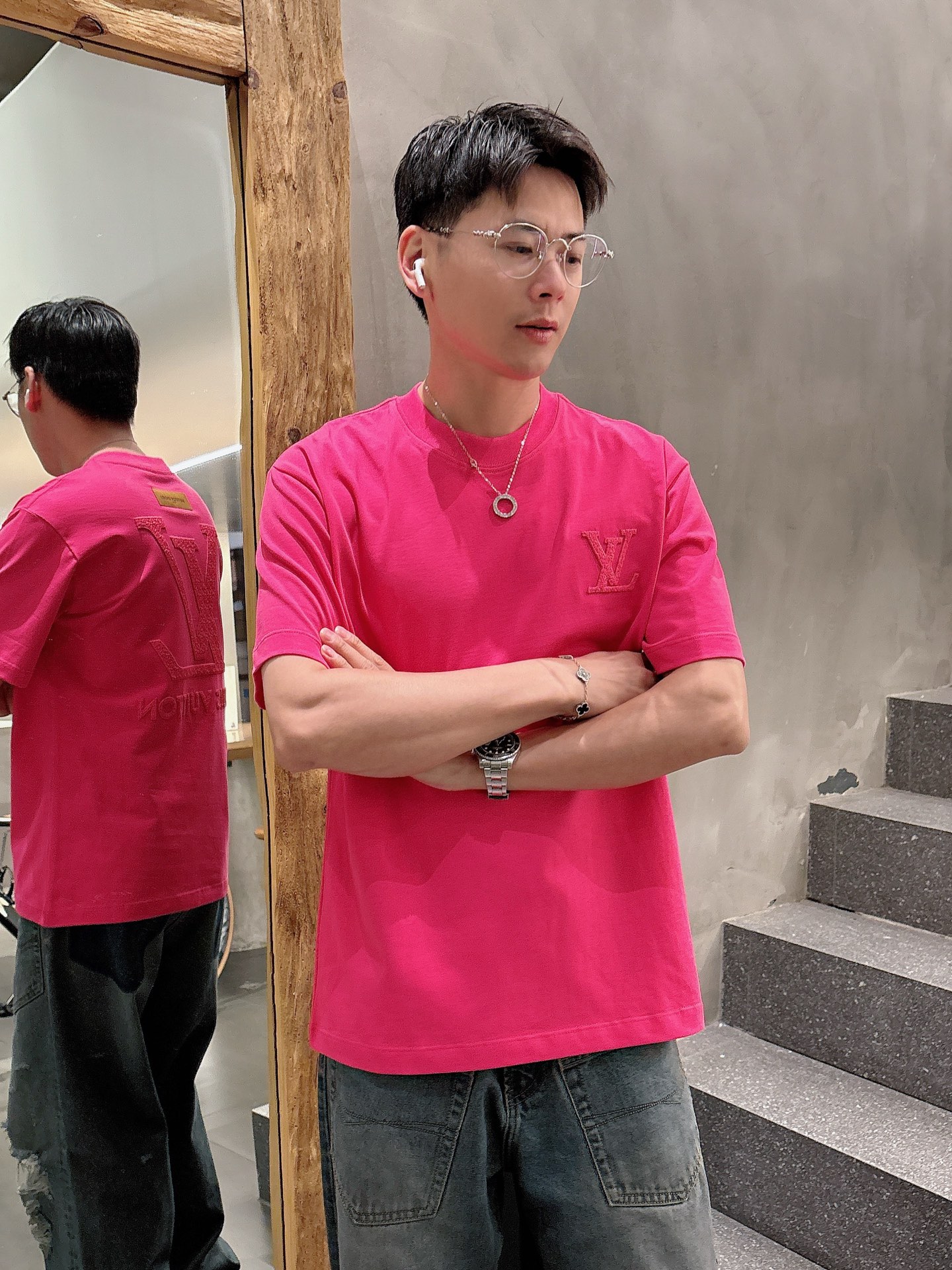   LV  三标齐全。 2025夏季新款最新品短袖T恤，专柜同步有售，原单狠货，时尚进口原版科技面料，