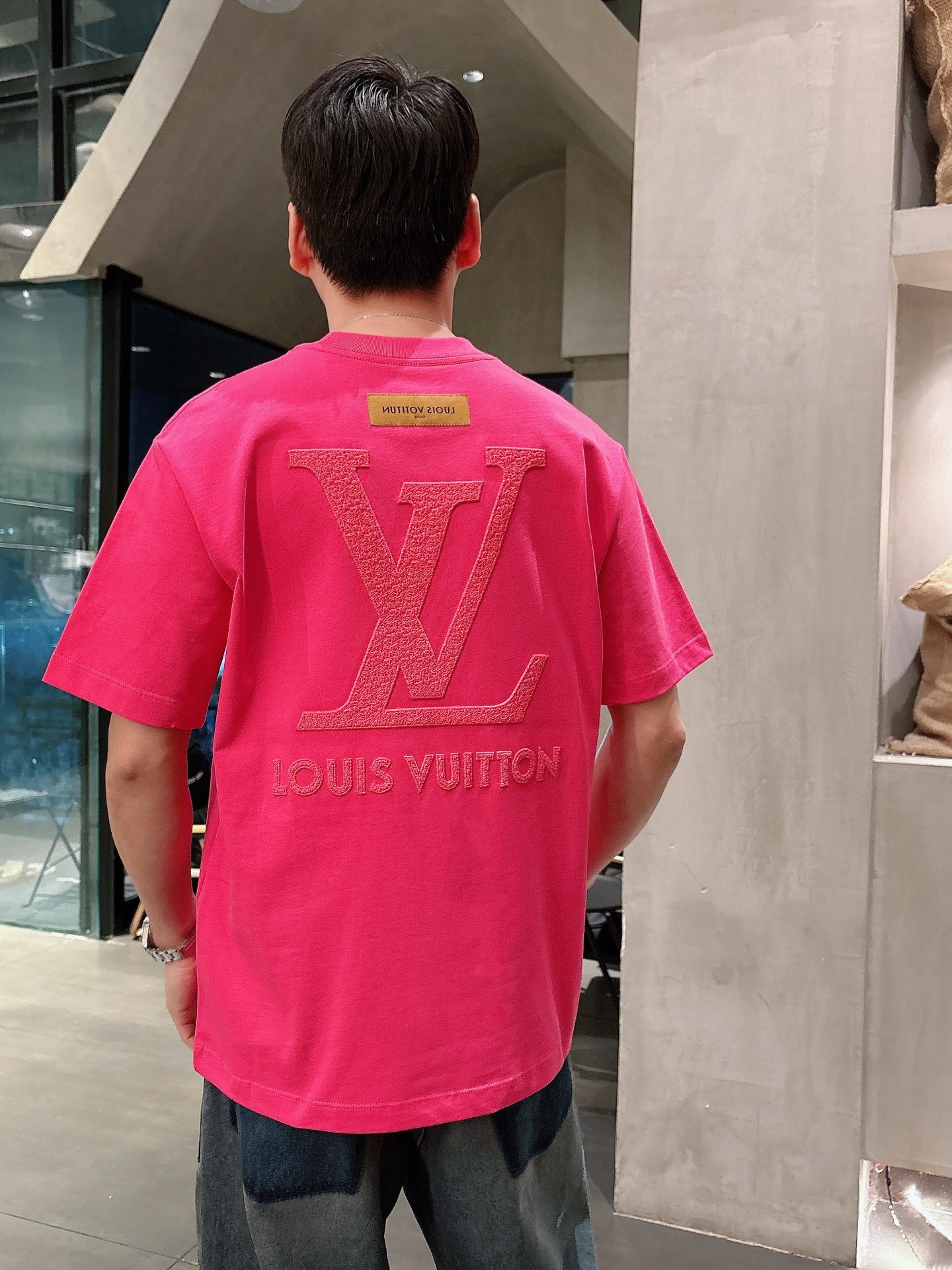    LV  三标齐全。 2025夏季新款最新品短袖T恤，专柜同步有售，原单狠货，时尚进口原版科技面料，