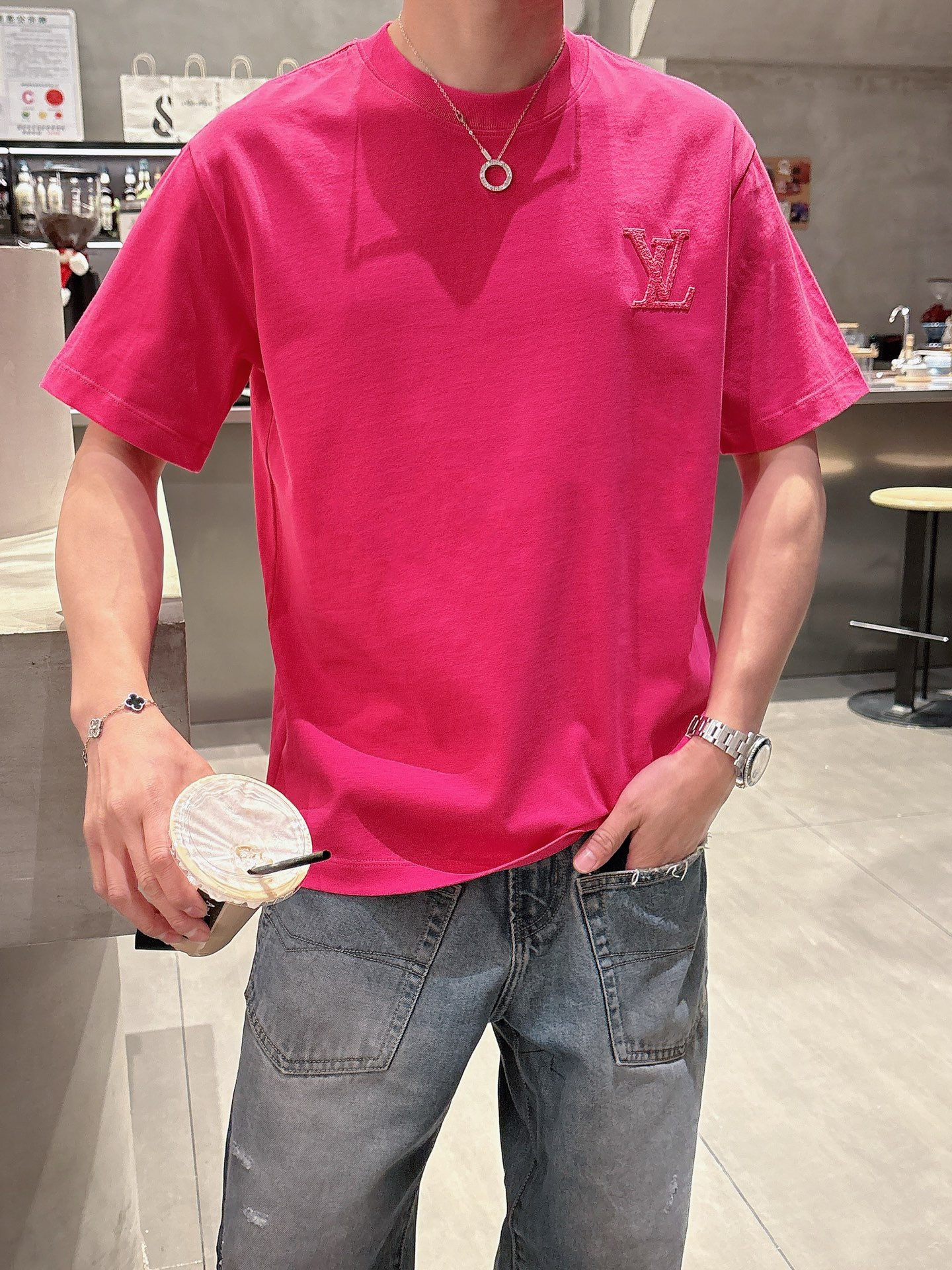    LV  三标齐全。 2025夏季新款最新品短袖T恤，专柜同步有售，原单狠货，时尚进口原版科技面料，