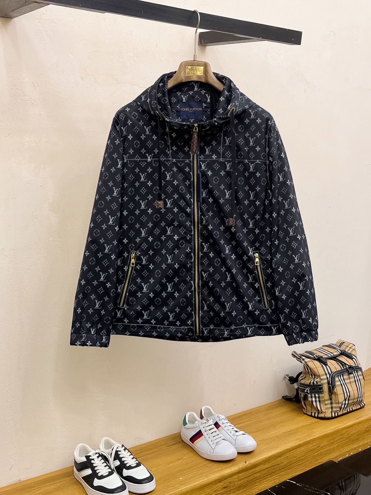 NO:746959,Same style as LV official website, complete with three labels, sold in advance. 2026 new spring men's jackets, original high-end version with complete three labels. Custom-made fabrics at the counter. Highly breathable and comfortable, impeccable details, brand element design concept, reflecting high quality. Delicate and soft feel. Casual tailoring, awesome upper body size. M～3XL,, louis vuitton, jackets & coats, jackets & coats,19860909LV官网同款,三标齐全,提前发售 2026春季新款男士夹克外套, 原单三标齐全高端版本 专柜定制面料 透气舒适度高,细节无可挑剔,品牌元素设计理念,体现高品质.手感细腻柔软 呈现休闲裁剪,上身版型超赞 码数M～3XL,,louis vuitton,jackets & coats,jackets & coats,,Men's clothing