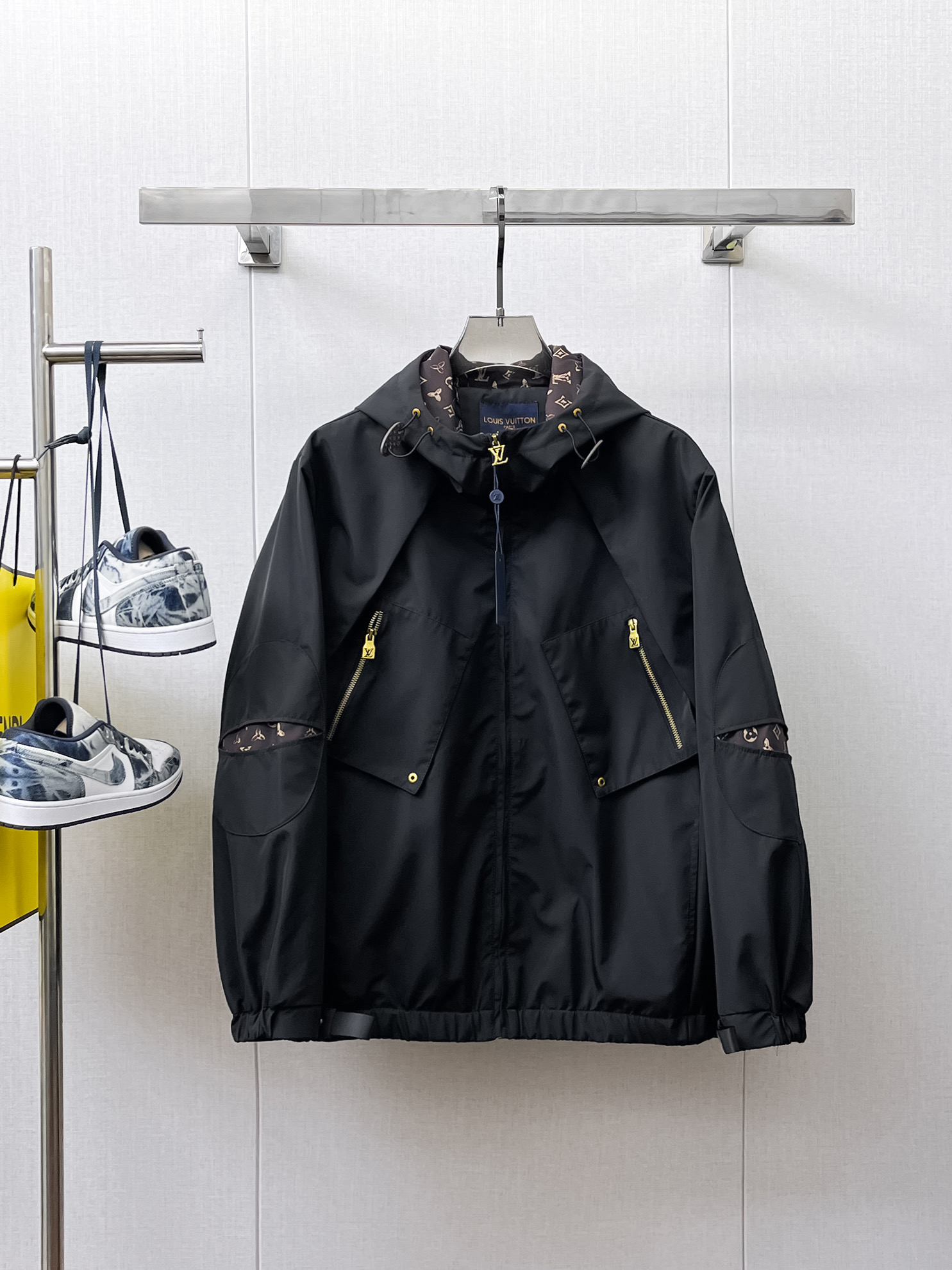 NO:133696,The same style on the official website of LV, complete three standards, and is released in advance. The new spring men's jacket, the original three standards are complete and high-end version. Customized counter fabrics, breathable and comfortable, impeccable details, brand elements design concept, reflecting high quality. The feel is delicate and soft, presenting casual cut, and the upper body style is superb. Number of sizes M~3XL,,louis vuitton, jackets & coats, jackets & coats, alexander wang19860909LV 官网同款,三标齐全,提前发售 春季新款男士夹克外套,原单三标齐全高端版本 专柜定制面料 透气舒适度高,细节无可挑剔,品牌元素设计理念,体现高品质.手感细腻柔软 呈现休闲裁剪,上身版型超赞 码数M～3XL,,louis vuitton,jackets & coats,jackets & coats,alexander wang,Men's clothing