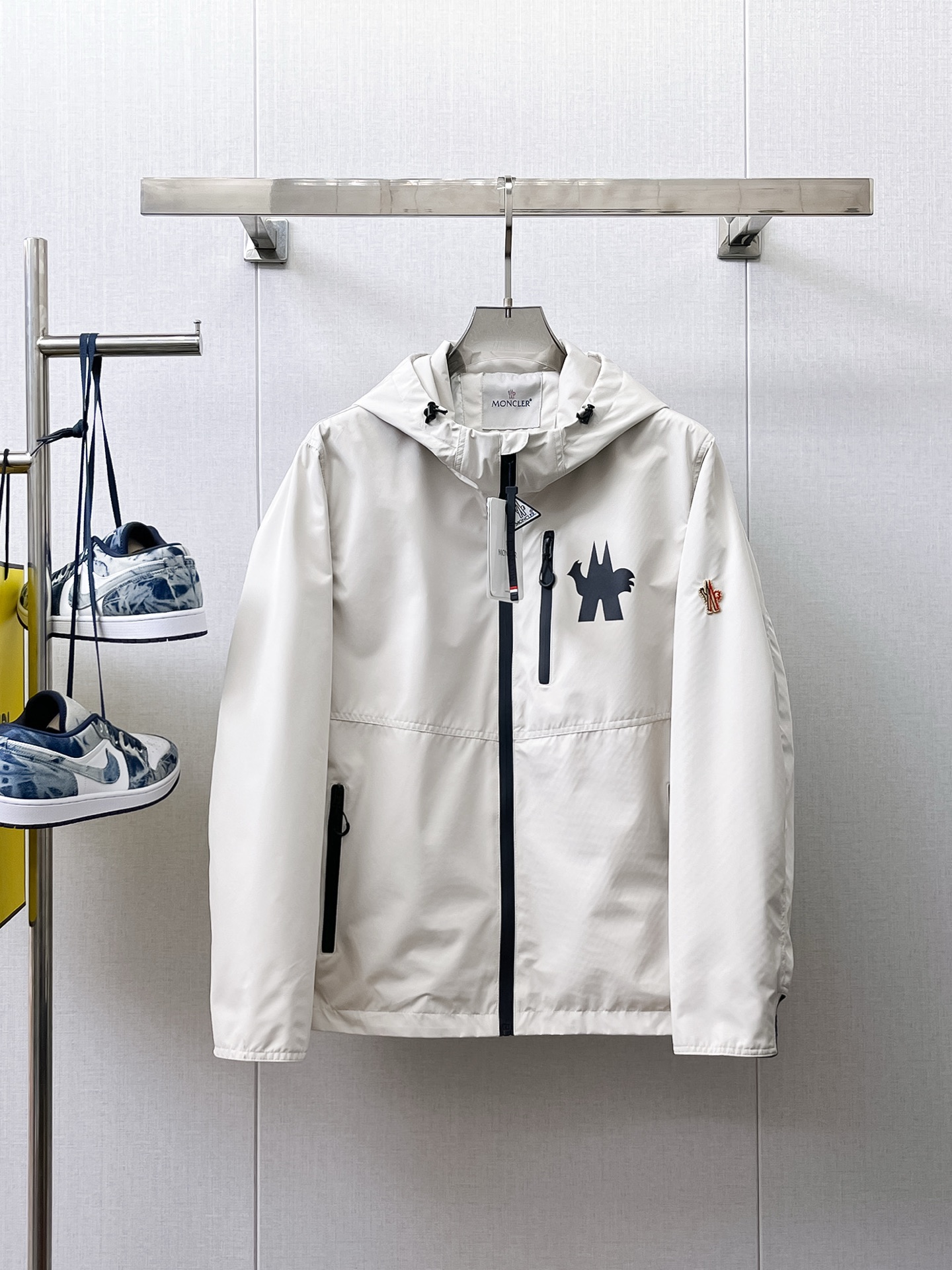 NO:133693,The same style on the official website of the hood, complete three standards, and is released in advance. The new spring men's jacket, the original three standards are complete and high-end version. Customized counter fabrics, breathable and comfortable, impeccable details, brand elements design concept, reflecting high quality. The feel is delicate and soft, presenting casual cut, and the upper body style is superb. Number of sizes M~3XL, Moncler, jackets & coats, jackets & coats, alexander wang19860909蒙口官网同款,三标齐全,提前发售 春季新款男士夹克外套,原单三标齐全高端版本 专柜定制面料 透气舒适度高,细节无可挑剔,品牌元素设计理念,体现高品质.手感细腻柔软 呈现休闲裁剪,上身版型超赞 码数M～3XL,,Moncler,jackets & coats,jackets & coats,alexander wang,Men's clothing