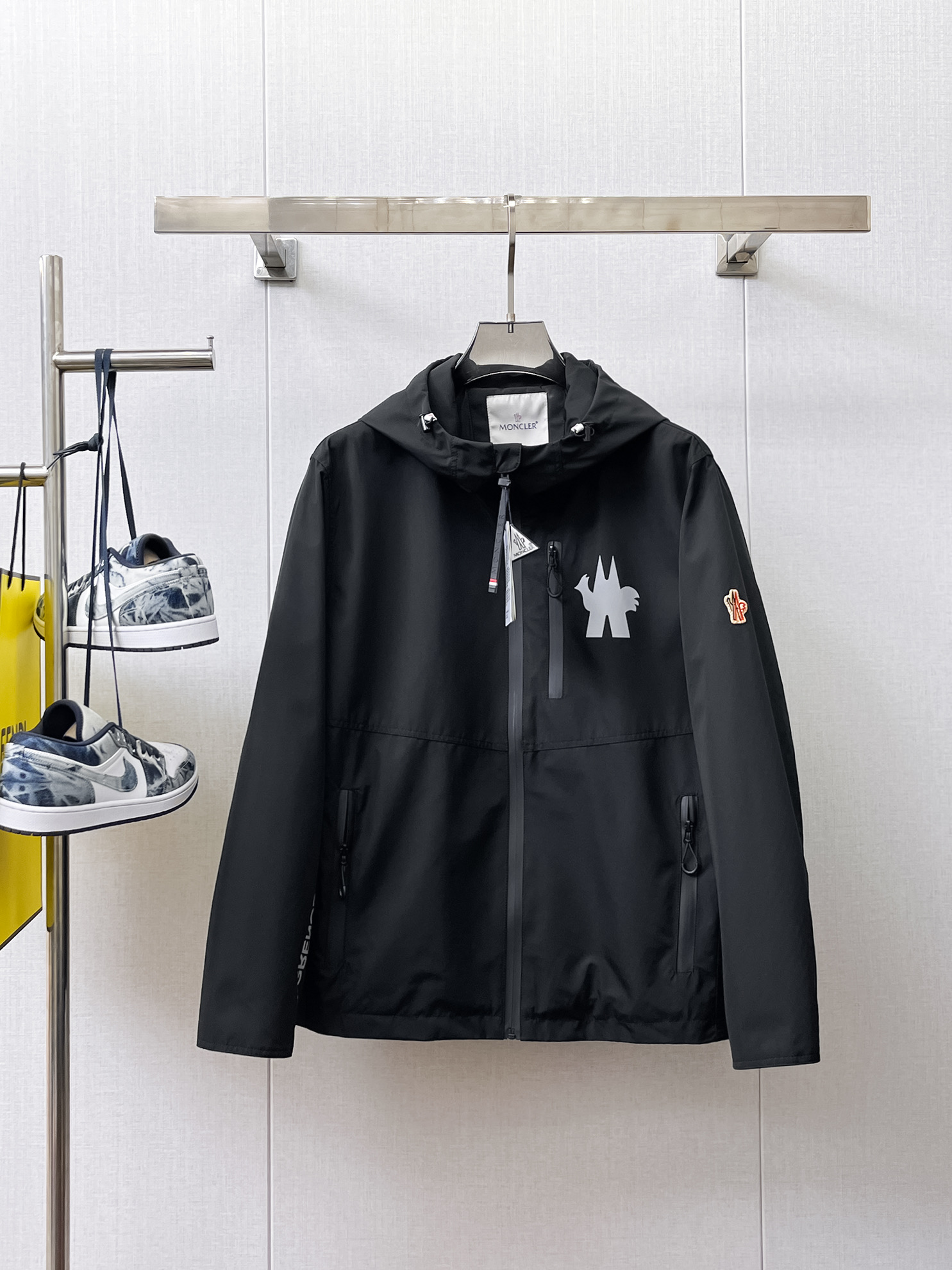 NO:133718,The same style on the official website, complete three standards, and is released in advance. The new spring men's jacket, the original three standards are complete and high-end version. Customized fabrics for counters. High breathability and comfort, impeccable details, and the brand element design concept reflects high quality. The feel is delicate and soft. It presents casual cut, and the upper body style is superb. Number of sizes M~3XL, Moncler, jackets & coats, jackets & coats, alexander wang19860909蒙口 官网同款,三标齐全,提前发售 春季新款男士夹克外套,原单三标齐全高端版本 专柜定制面料 透气舒适度高,细节无可挑剔,品牌元素设计理念,体现高品质.手感细腻柔软 呈现休闲裁剪,上身版型超赞 码数M～3XL,,Moncler,jackets & coats,jackets & coats,alexander wang,Men's clothing