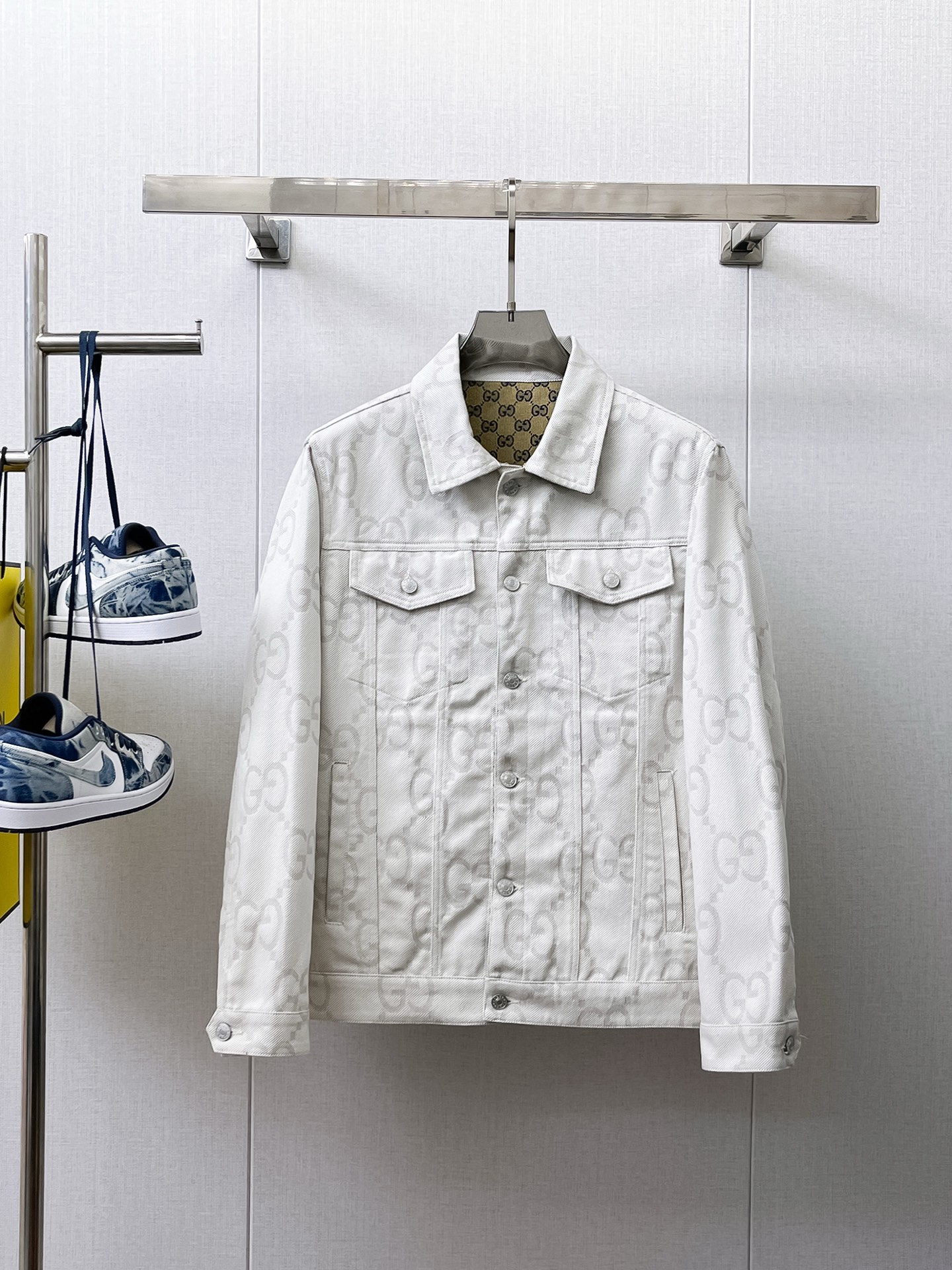 NO:133712,Guqi The same style on the official website, complete three standards, and is released in advance. The new spring men's jacket, the original three standards are complete and high-end version. Customized fabrics for counters. High breathability and comfort, impeccable details, and the brand element design concept reflects high quality. The feel is delicate and soft. It presents casual cut and the upper body style is superb. Number of sizes M~3XL,, jackets & coats, jackets & coats, alexander wang19860909古奇 官网同款,三标齐全,提前发售 春季新款男士夹克外套,原单三标齐全高端版本 专柜定制面料 透气舒适度高,细节无可挑剔,品牌元素设计理念,体现高品质.手感细腻柔软 呈现休闲裁剪,上身版型超赞 码数M～3XL,,jackets & coats,jackets & coats,alexander wang,Men's clothing