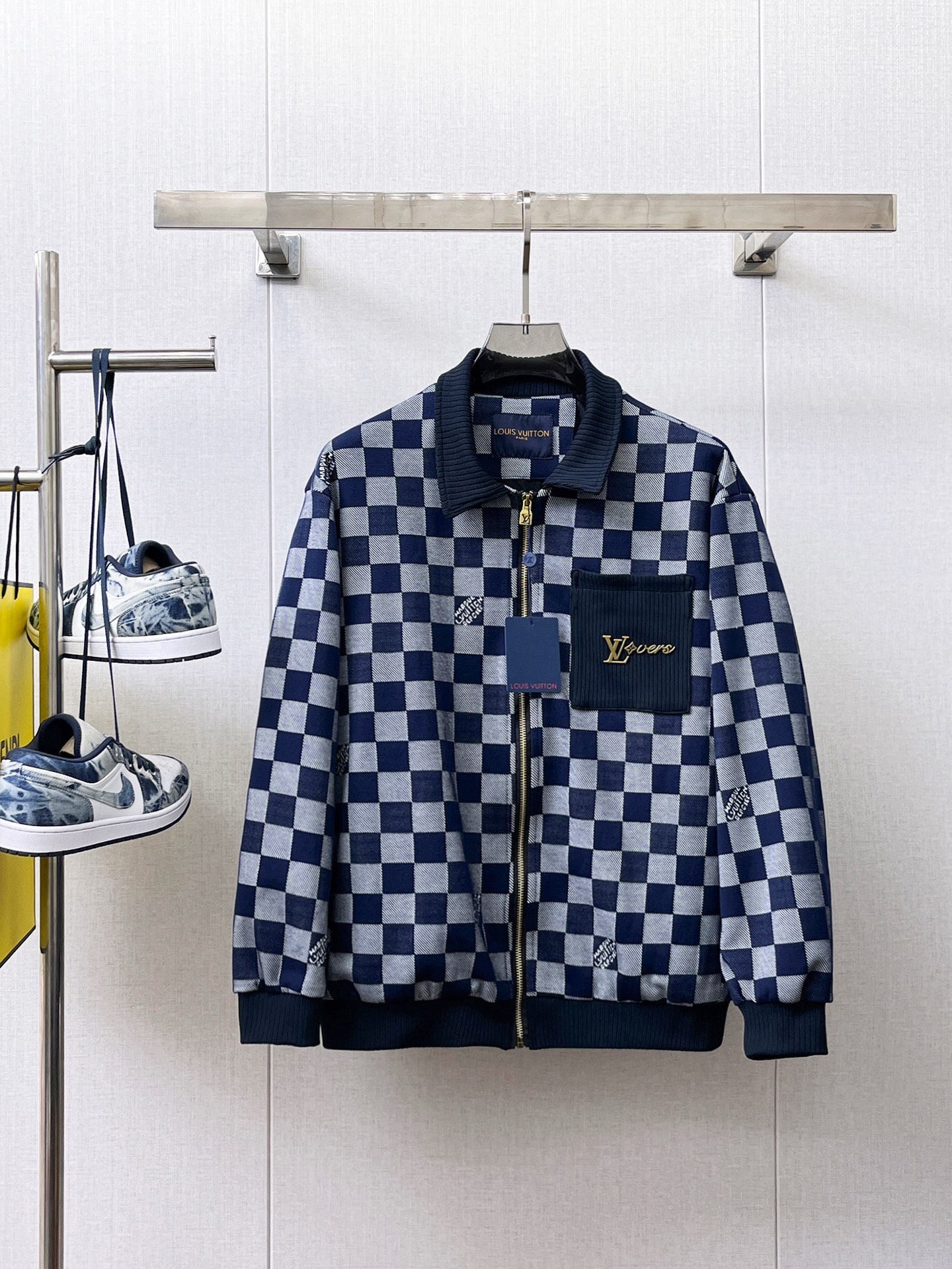 NO:133715,The same style on the official website of LV, complete three standards, and is released in advance. The new spring men's jacket, the original three standards are complete and high-end version. Customized counter fabrics, breathable and comfortable, impeccable details, brand elements design concept, reflecting high quality. The feel is delicate and soft, presenting casual cut, and the upper body style is superb. Number of sizes M~3XL,,louis vuitton, jackets & coats, jackets & coats, alexander wang19860909LV 官网同款,三标齐全,提前发售 春季新款男士夹克外套,原单三标齐全高端版本 专柜定制面料 透气舒适度高,细节无可挑剔,品牌元素设计理念,体现高品质.手感细腻柔软 呈现休闲裁剪,上身版型超赞 码数M～3XL,,louis vuitton,jackets & coats,jackets & coats,alexander wang,Men's clothing