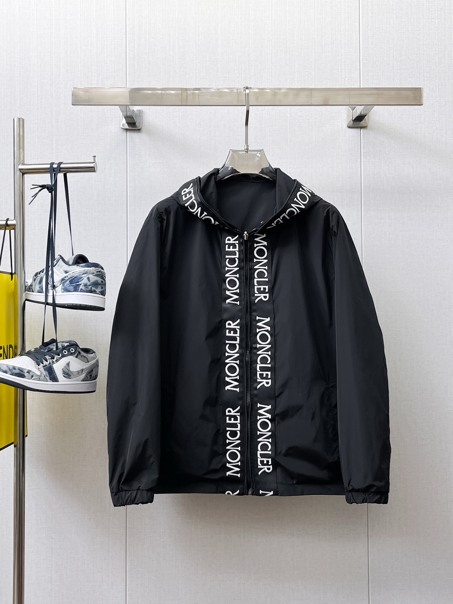 NO:133706,The same style on the official website, complete three standards, and is released in advance. The new spring men's jacket, the original three standards are complete and high-end version. Customized fabrics for counters. High breathability and comfort, impeccable details, and the brand element design concept reflects high quality. The feel is delicate and soft. It presents casual cut, and the upper body style is superb. Number of sizes M~3XL, Moncler, jackets & coats, jackets & coats, alexander wang19860909蒙口 官网同款,三标齐全,提前发售 春季新款男士夹克外套,原单三标齐全高端版本 专柜定制面料 透气舒适度高,细节无可挑剔,品牌元素设计理念,体现高品质.手感细腻柔软 呈现休闲裁剪,上身版型超赞 码数M～3XL,,Moncler,jackets & coats,jackets & coats,alexander wang,Men's clothing