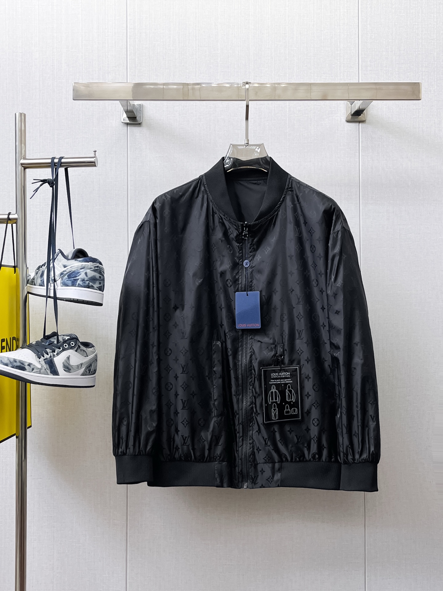 NO:133709,The same style on the official website of LV, complete three standards, and is released in advance. The new spring men's jacket, the original three standards are complete and high-end version. Customized counter fabrics, breathable and comfortable, impeccable details, brand elements design concept, reflecting high quality. The feel is delicate and soft, presenting casual cut, and the upper body style is superb. Number of sizes M~3XL,,louis vuitton, jackets & coats, jackets & coats, alexander wang19860909LV 官网同款,三标齐全,提前发售 春季新款男士夹克外套,原单三标齐全高端版本 专柜定制面料 透气舒适度高,细节无可挑剔,品牌元素设计理念,体现高品质.手感细腻柔软 呈现休闲裁剪,上身版型超赞 码数M～3XL,,louis vuitton,jackets & coats,jackets & coats,alexander wang,Men's clothing