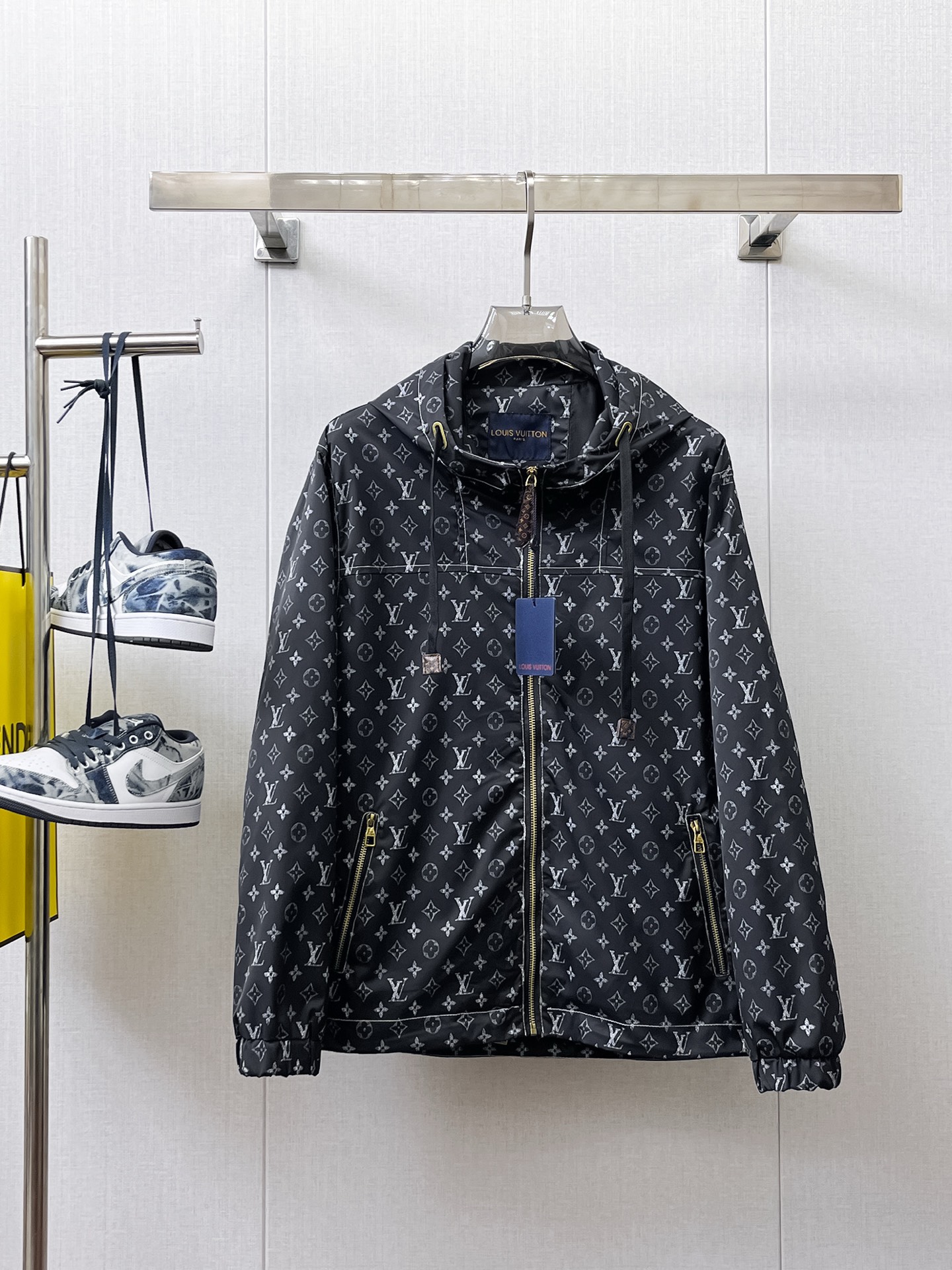 NO:133703,The same style on the official website of LV, complete three standards, and is released in advance. The new spring men's jacket, the original three standards are complete and high-end version. Customized counter fabrics, breathable and comfortable, impeccable details, brand elements design concept, reflecting high quality. The feel is delicate and soft, presenting casual cut, and the upper body style is superb. Number of sizes M~3XL,,louis vuitton, jackets & coats, jackets & coats, alexander wang19860909LV 官网同款,三标齐全,提前发售 春季新款男士夹克外套,原单三标齐全高端版本 专柜定制面料 透气舒适度高,细节无可挑剔,品牌元素设计理念,体现高品质.手感细腻柔软 呈现休闲裁剪,上身版型超赞 码数M～3XL,,louis vuitton,jackets & coats,jackets & coats,alexander wang,Men's clothing