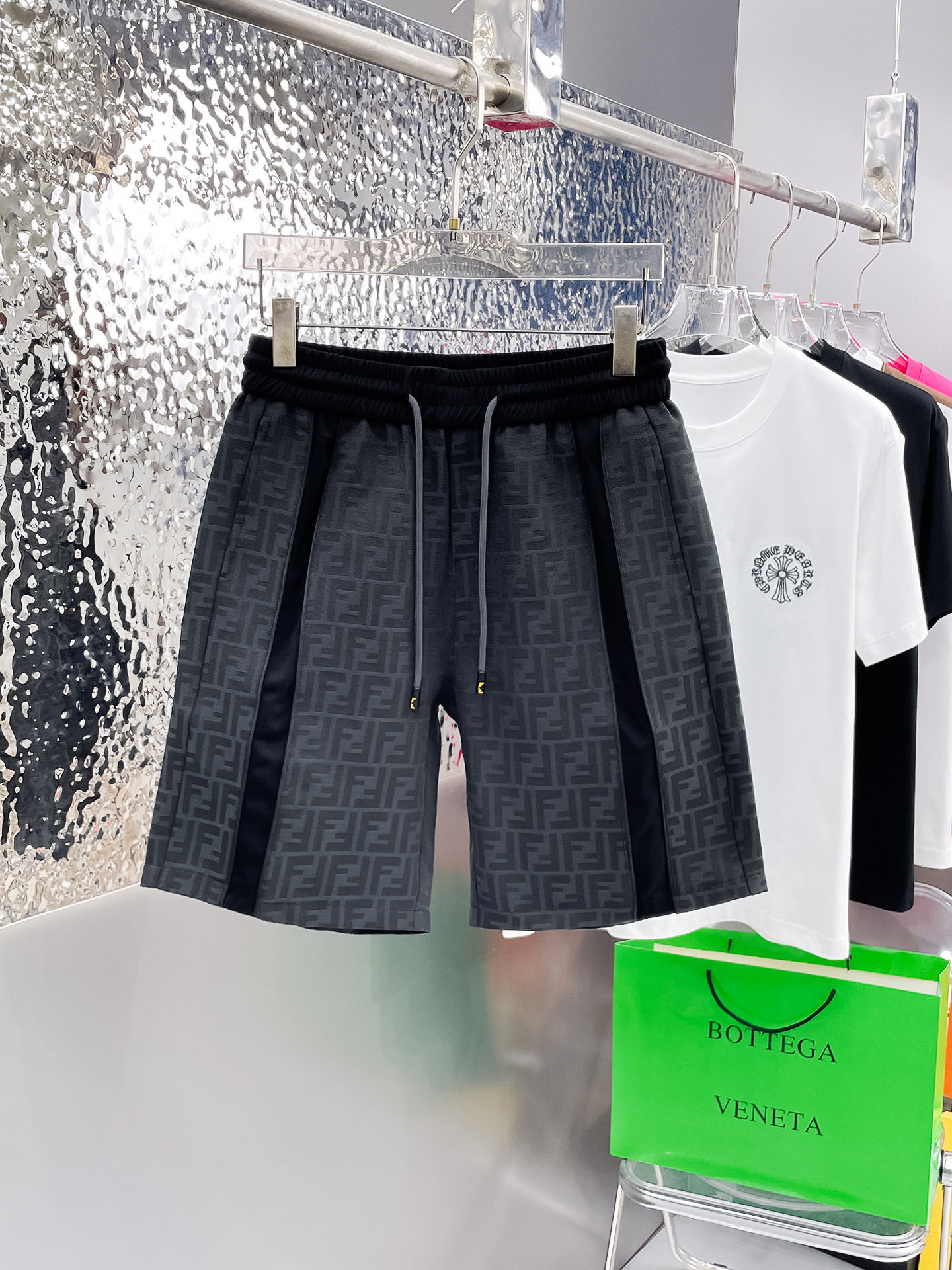 NO:915209,Fendi's three-standard complete 2026 new summer men's casual shorts, advanced custom-made breathable fabrics, extremely breathable, elastic and comfortable, impeccable details, top-grade accessories, original logo design concept, delicate and soft feel!  The upper body fit is awesome!  For sizes M-XXXL, please state your height and weight when placing an order, fendi, shorts,19860909芬迪 三标齐全 2026夏季新款男士休闲短裤,高级定制面料透气面料 透气弹力舒适度极高,细节无可挑剔,顶级辅料配备,原版logo设计理念,手感细腻柔软！上身版型超赞！尺码M-XXXL下单报身高体重,,fendi,shorts,,Men's clothing