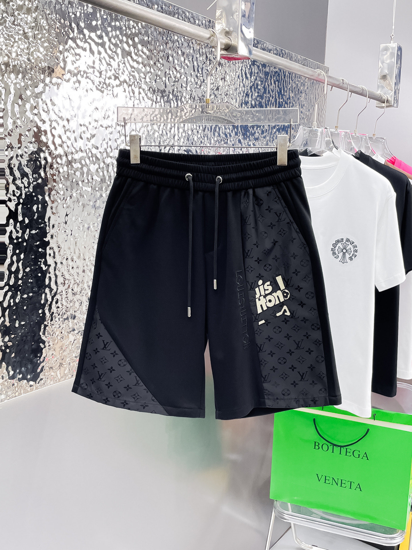 NO:915169,LV three-standard complete 2026 summer new men's casual shorts, advanced custom-made breathable fabrics, extremely breathable, elastic and comfortable, impeccable details, top-grade accessories, original logo design concept, delicate and soft feel!  The upper body fit is awesome!  Sizes M-XXXL, please state your height and weight when ordering,,louis vuitton,shorts,19860909LV 三标齐全 2026夏季新款男士休闲短裤,高级定制面料透气面料 透气弹力舒适度极高,细节无可挑剔,顶级辅料配备,原版logo设计理念,手感细腻柔软！上身版型超赞！尺码M-XXXL下单报身高体重,,louis vuitton,shorts,,Men's clothing