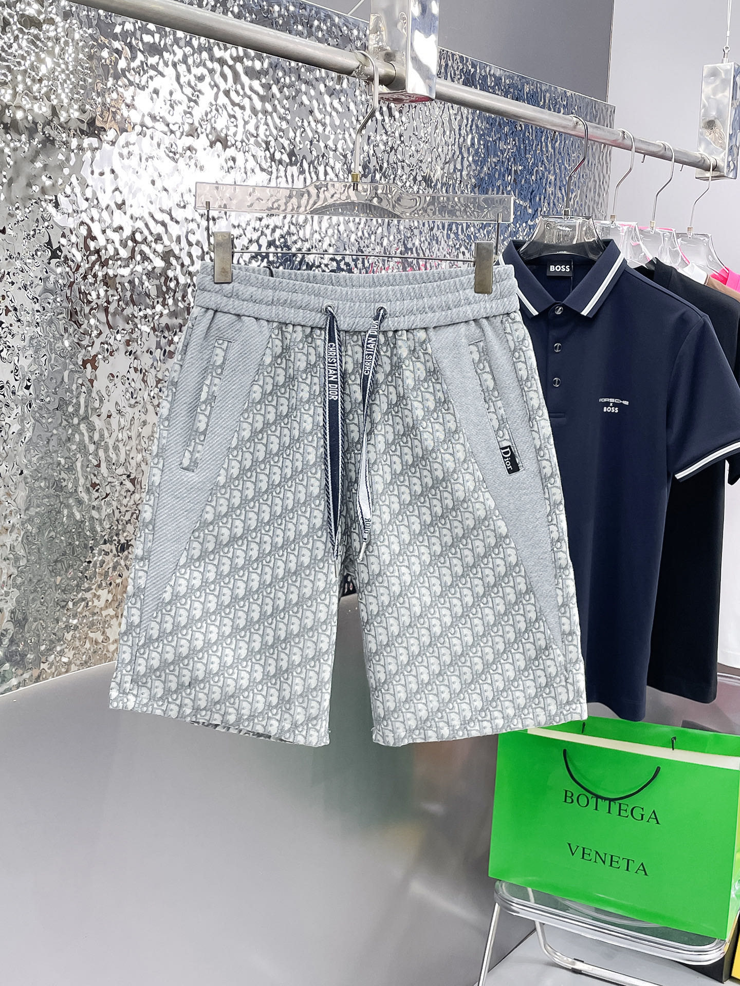 NO:915212,Dior's 2026 new summer men's casual shorts with three complete standards, advanced custom-made breathable fabrics, extremely breathable, elastic and comfortable, impeccable details, top-grade accessories, original logo design concept, delicate and soft feel!  The upper body fit is awesome!  For sizes M-XXXL, please state your height and weight when ordering, dior, shorts,19860909迪奥 三标齐全 2026夏季新款男士休闲短裤,高级定制面料透气面料 透气弹力舒适度极高,细节无可挑剔,顶级辅料配备,原版logo设计理念,手感细腻柔软！上身版型超赞！尺码M-XXXL下单报身高体重,,dior,shorts,,Men's clothing