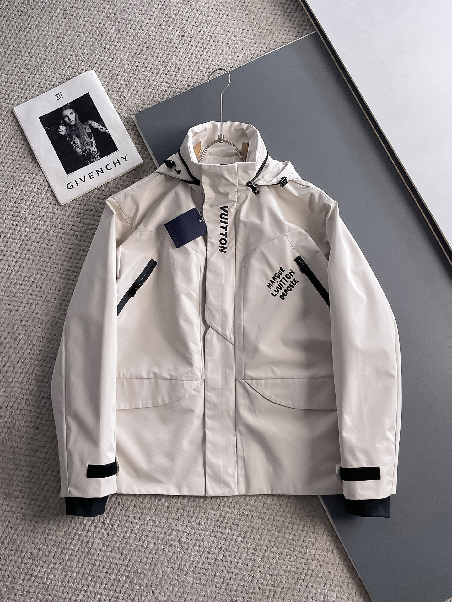 NO:734271,Same style as LV official website, complete with three labels, sold in advance. 2026 spring new men's jacket, complete with three labels, high-end version. Custom-made fabrics at the counter. Highly breathable and comfortable, impeccable details, brand element design concept, reflecting high quality. Delicate and soft feel. Casual tailoring, awesome upper body size. M～3XL,,,,louis vuitton,jackets & coats,jackets & coats,19860909LV 官网同款,三标齐全,提前发售 2026春季新款男士夹克外套,原单三标齐全高端版本 专柜定制面料 透气舒适度高,细节无可挑剔,品牌元素设计理念,体现高品质.手感细腻柔软 呈现休闲裁剪,上身版型超赞 码数M～3XL,,,louis vuitton,jackets & coats,jackets & coats,,Men's clothing