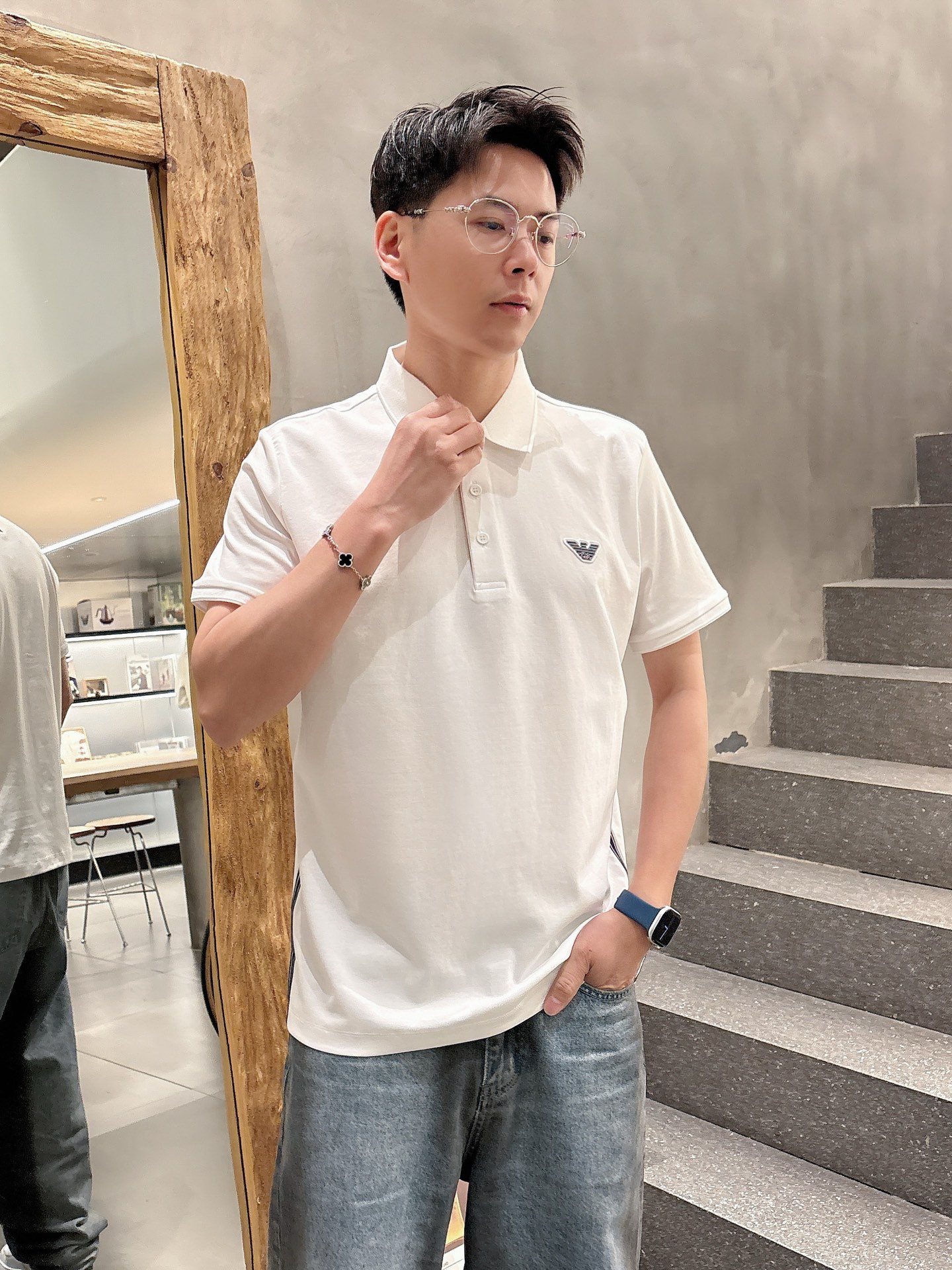 NO:162162,Armani High-end goods business, white-collar workers, must-have items for individuals in the unit!  Casual business lapel short sleeves, technological fabric, great body feel, smooth texture and great texture!  Good elasticity, no sense of restraint, the fabric has its own breathable mesh, moisture absorption and sweating, quick drying and keeping it dry, small lapel placket-breasted design, showing a straight posture, not soft pedal, simple style, can be used for business and leisure, highly recommended!  Simple, generous, clean and neat, elegant and gentlemanly. The key is the fabric, the key is to quality control, the feel is extremely delicate and smooth, the fabric has a good gloss and upper body skeleton feel, so you can greet mature and quality men's clothing!  Sweat in summer and dry in seconds, a brand new experience. Business commuting and leisure. M-4XL is worn at a maximum of 210 kilograms. Please place an order and report your height and weight!  ,armani,T-shirt,alexander wang19860909阿玛尼 高端货商务 白领 单位人士必入单品！ 休闲商务翻领短袖,科技面料,体感非常棒,手感顺滑质感很棒！弹性好,无任何束缚感,面料自带透气网孔,吸湿排汗,速干保持干爽,小翻领门襟排扣设计,展露挺拔姿态,不软踏,简约款式,商务休闲都可驾驭,强烈推荐！简单大方干净利落,儒雅绅士风度.高级材质,重点就是面料上,品控的必上,手感极其细腻光滑,面料光泽感和上身骨架感好,打招成熟品质男装！夏天出汗秒干,全新体验 商务通勤休闲 M-4XL最大穿210斤,下单报身高体重！,,armani,T-shirt,alexander wang,Men's clothing