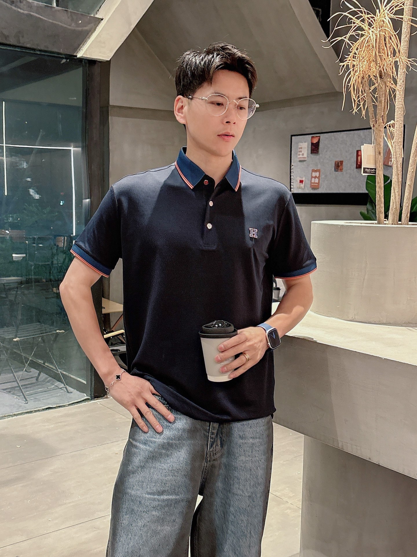 NO:162160,Hermes High-end Goods Business White-collar workers are a must-have item for individuals in the unit!  Casual business lapel short sleeves, technological fabric, great body feel, smooth texture and great texture!  Good elasticity, no sense of restraint, the fabric has its own breathable mesh, moisture absorption and sweating, quick drying and keeping it dry, small lapel placket-breasted design, showing a straight posture, not soft pedal, simple style, can be used for business and leisure, highly recommended!  Simple, generous, clean and neat, elegant and gentlemanly. The key is the fabric, the key is to quality control, the feel is extremely delicate and smooth, the fabric has a good gloss and upper body skeleton feel, so you can greet mature and quality men's clothing!  Sweat in summer and dry in seconds, a brand new experience. Business commuting and leisure. M-4XL is worn at a maximum of 210 kilograms. Please place an order and report your height and weight!  , hermes, T-shirt,alexander wang19860909爱马仕 高端货商务 白领 单位人士必入单品！ 休闲商务翻领短袖,科技面料,体感非常棒,手感顺滑质感很棒！弹性好,无任何束缚感,面料自带透气网孔,吸湿排汗,速干保持干爽,小翻领门襟排扣设计,展露挺拔姿态,不软踏,简约款式,商务休闲都可驾驭,强烈推荐！简单大方干净利落,儒雅绅士风度.高级材质,重点就是面料上,品控的必上,手感极其细腻光滑,面料光泽感和上身骨架感好,打招成熟品质男装！夏天出汗秒干,全新体验 商务通勤休闲 M-4XL最大穿210斤,下单报身高体重！,,hermes,T-shirt,alexander wang,Men's clothing