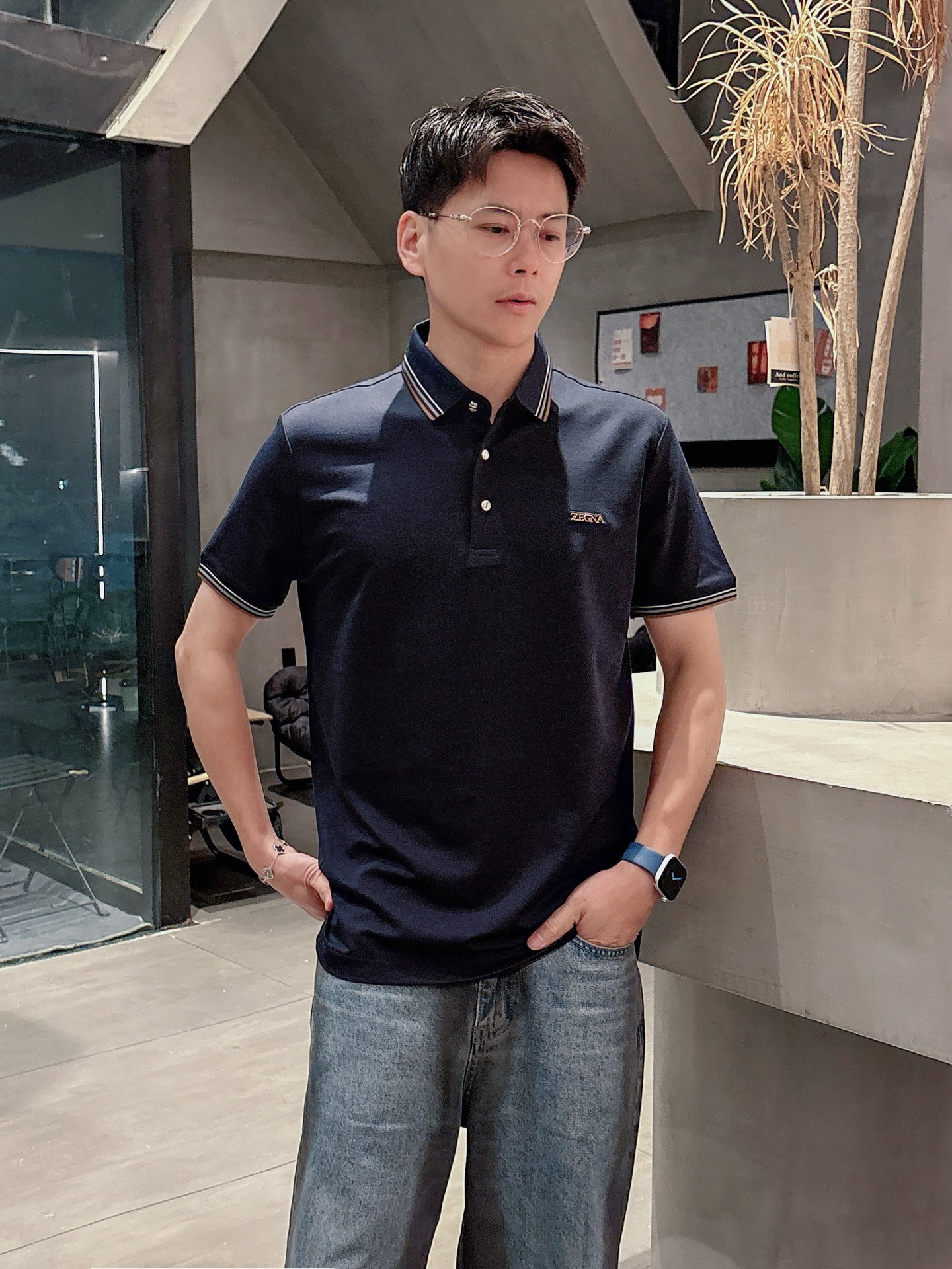 NO:162118,Jenia High-end goods business White-collar workers are a must-have item for individuals in the unit!  Casual business lapel short sleeves, technological fabric, great body feel, smooth texture and great texture!  Good elasticity, no sense of restraint, the fabric has its own breathable mesh, moisture absorption and sweating, quick drying and keeping it dry, small lapel placket-breasted design, showing a straight posture, not soft pedal, simple style, can be used for business and leisure, highly recommended!  Simple, generous, clean and neat, elegant and gentlemanly. The key is the fabric, the key is to quality control, the feel is extremely delicate and smooth, the fabric has a good gloss and upper body skeleton feel, so you can greet mature and quality men's clothing!  Sweat in summer and dry in seconds, a brand new experience. Business commuting and leisure. M-4XL is worn at a maximum of 210 kilograms. Please place an order and report your height and weight!  ,zegna,T-shirt,alexander wang19860909杰尼亚 高端货商务 白领 单位人士必入单品！ 休闲商务翻领短袖,科技面料,体感非常棒,手感顺滑质感很棒！弹性好,无任何束缚感,面料自带透气网孔,吸湿排汗,速干保持干爽,小翻领门襟排扣设计,展露挺拔姿态,不软踏,简约款式,商务休闲都可驾驭,强烈推荐！简单大方干净利落,儒雅绅士风度.高级材质,重点就是面料上,品控的必上,手感极其细腻光滑,面料光泽感和上身骨架感好,打招成熟品质男装！夏天出汗秒干,全新体验 商务通勤休闲 M-4XL最大穿210斤,下单报身高体重！,,zegna,T-shirt,alexander wang,Men's clothing