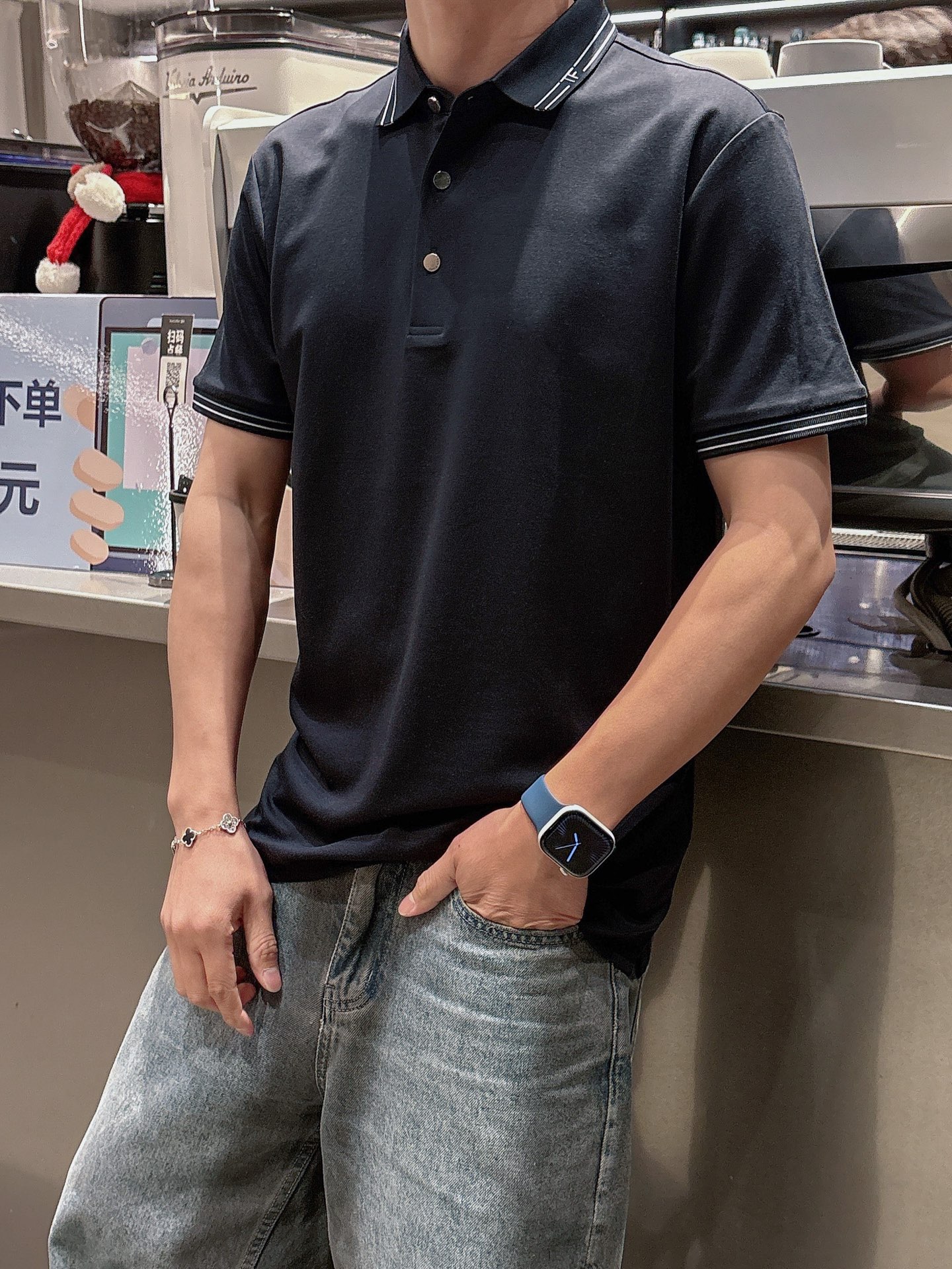 NO:162121,TF High-end Goods Business White-collar workers are a must-have item for individuals in the unit!  Casual business lapel short sleeves, technological fabric, great body feel, smooth texture and great texture!  Good elasticity, no sense of restraint, the fabric has its own breathable mesh, moisture absorption and sweating, quick drying and keeping it dry, small lapel placket-breasted design, showing a straight posture, not soft pedal, simple style, can be used for business and leisure, highly recommended!  Simple, generous, clean and neat, elegant and gentlemanly. The key is the fabric, the key is to quality control, the feel is extremely delicate and smooth, the fabric has a good gloss and upper body skeleton feel, so you can greet mature and quality men's clothing!  Sweat in summer and dry in seconds, a brand new experience. Business commuting and leisure. M-4XL is worn at a maximum of 210 kilograms. Please place an order and report your height and weight!  ,,tom ford,T-shirt,alexander wang19860909TF 高端货商务 白领 单位人士必入单品！ 休闲商务翻领短袖,科技面料,体感非常棒,手感顺滑质感很棒！弹性好,无任何束缚感,面料自带透气网孔,吸湿排汗,速干保持干爽,小翻领门襟排扣设计,展露挺拔姿态,不软踏,简约款式,商务休闲都可驾驭,强烈推荐！简单大方干净利落,儒雅绅士风度.高级材质,重点就是面料上,品控的必上,手感极其细腻光滑,面料光泽感和上身骨架感好,打招成熟品质男装！夏天出汗秒干,全新体验 商务通勤休闲 M-4XL最大穿210斤,下单报身高体重！,,tom ford,T-shirt,alexander wang,Men's clothing