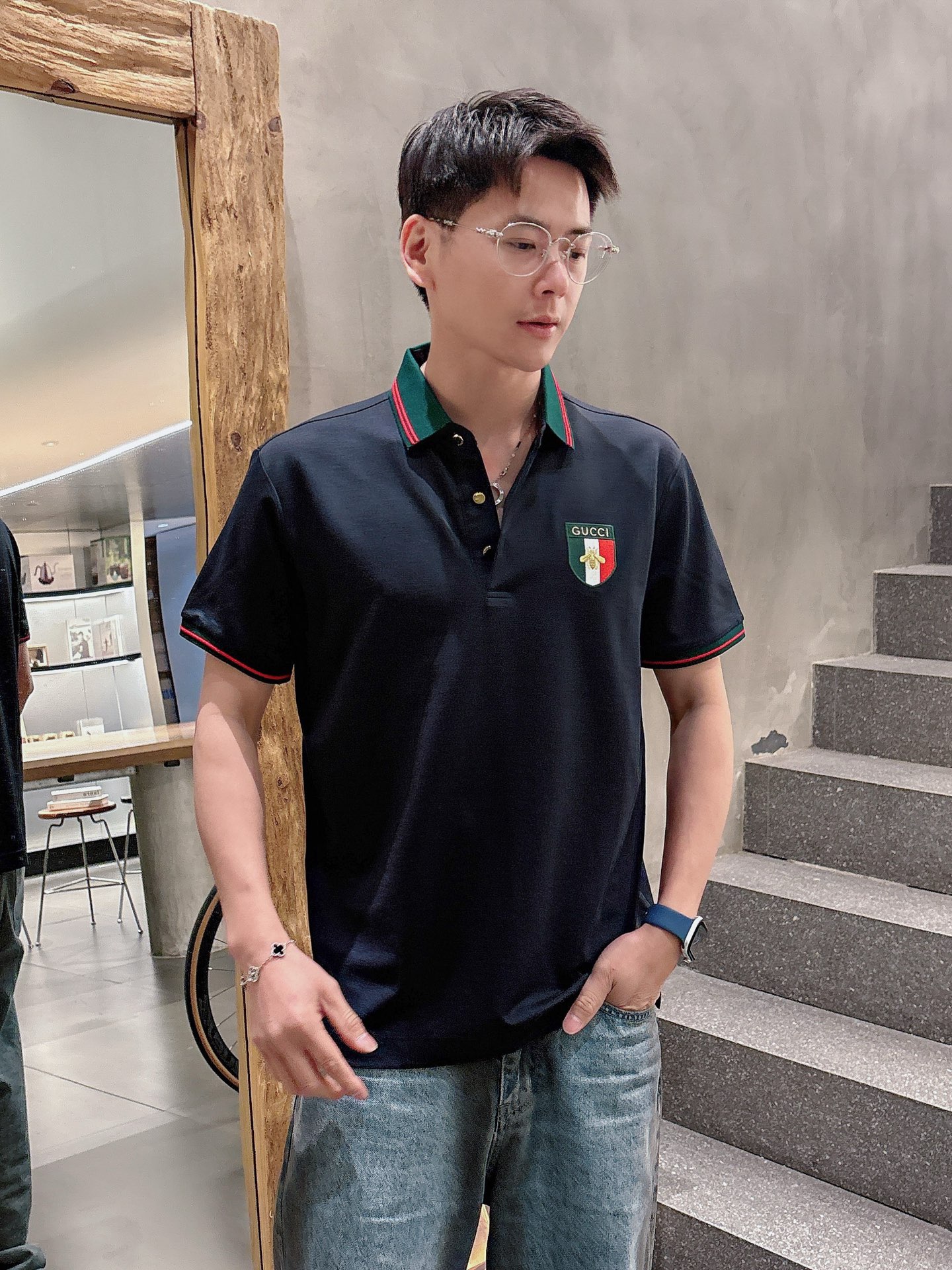 NO:162124,Guqi, high-end goods business, white-collar workers, must-have items for individuals in the unit!  Casual business lapel short sleeves, technological fabric, great body feel, smooth texture and great texture!  Good elasticity, no sense of restraint, the fabric has its own breathable mesh, moisture absorption and sweating, quick drying and keeping it dry, small lapel placket-breasted design, showing a straight posture, not soft pedal, simple style, can be used for business and leisure, highly recommended!  Simple, generous, clean and neat, elegant and gentlemanly. The key is the fabric, the key is to quality control, the feel is extremely delicate and smooth, the fabric has a good gloss and upper body skeleton feel, so you can greet mature and quality men's clothing!  Sweat in summer and dry in seconds, a brand new experience. Business commuting and leisure. M-4XL is worn at a maximum of 210 kilograms. Please place an order and report your height and weight!  ,T-shirt,alexander wang19860909古奇 高端货商务 白领 单位人士必入单品！ 休闲商务翻领短袖,科技面料,体感非常棒,手感顺滑质感很棒！弹性好,无任何束缚感,面料自带透气网孔,吸湿排汗,速干保持干爽,小翻领门襟排扣设计,展露挺拔姿态,不软踏,简约款式,商务休闲都可驾驭,强烈推荐！简单大方干净利落,儒雅绅士风度.高级材质,重点就是面料上,品控的必上,手感极其细腻光滑,面料光泽感和上身骨架感好,打招成熟品质男装！夏天出汗秒干,全新体验 商务通勤休闲 M-4XL最大穿210斤,下单报身高体重！,,T-shirt,alexander wang,Men's clothing