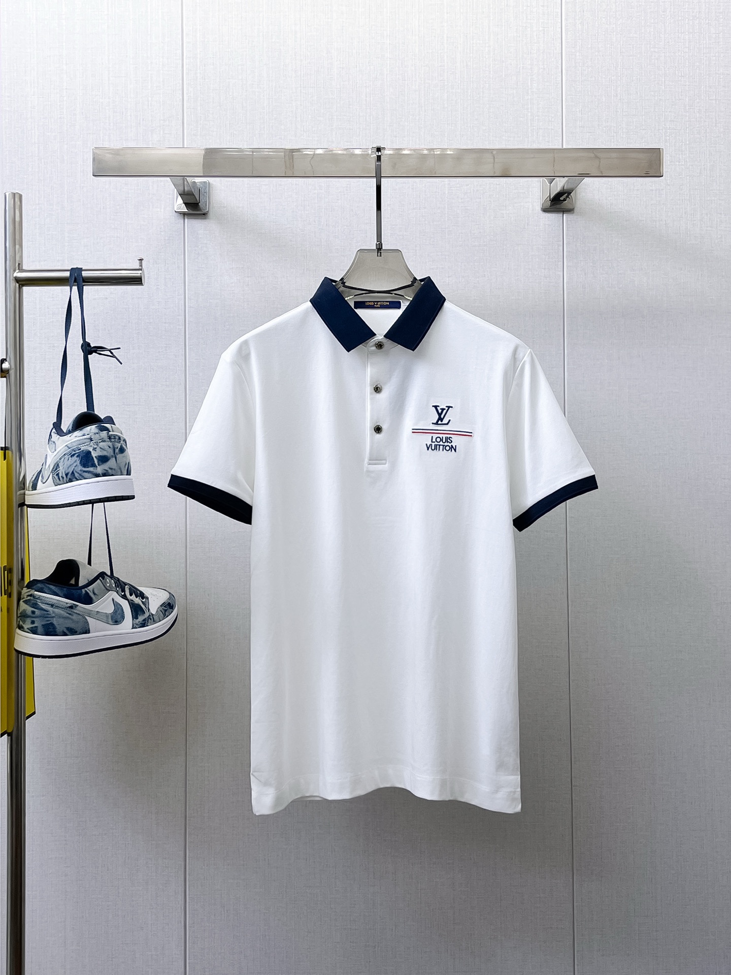 NO:154173,LV high-end goods business white-collar workers are a must-have item for individuals in the unit!  Casual business lapel short sleeves, technological fabric, great body feel, smooth texture and great texture!  Good elasticity, no sense of restraint, the fabric has its own breathable mesh, moisture absorption and sweating, quick drying and keeping it dry, small lapel placket-breasted design, showing a straight posture, not soft pedal, simple style, can be used for business and leisure, highly recommended!  Simple, generous, clean and neat, elegant and gentlemanly. The key is the fabric, the key is to quality control, the feel is extremely delicate and smooth, the fabric has a good gloss and upper body skeleton feel, so you can greet mature and quality men's clothing!  Sweat in summer and dry in seconds, a brand new experience. Business commuting and leisure. M-4XL is worn at a maximum of 210 kilograms. Please place an order and report your height and weight!  ,,louis vuitton,T-shirt,alexander wang19860909LV 高端货商务 白领 单位人士必入单品！ 休闲商务翻领短袖,科技面料,体感非常棒,手感顺滑质感很棒！弹性好,无任何束缚感,面料自带透气网孔,吸湿排汗,速干保持干爽,小翻领门襟排扣设计,展露挺拔姿态,不软踏,简约款式,商务休闲都可驾驭,强烈推荐！简单大方干净利落,儒雅绅士风度.高级材质,重点就是面料上,品控的必上,手感极其细腻光滑,面料光泽感和上身骨架感好,打招成熟品质男装！夏天出汗秒干,全新体验 商务通勤休闲 M-4XL最大穿210斤,下单报身高体重！,,louis vuitton,T-shirt,alexander wang,Men's clothing