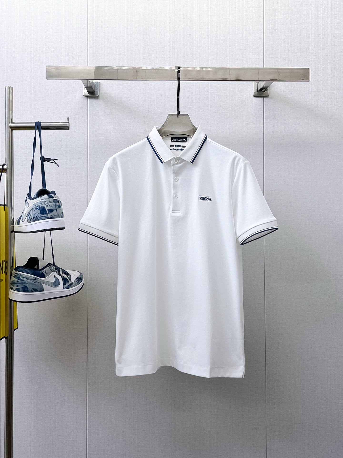 NO:154131,Jenia High-end goods business White-collar workers are a must-have item for individuals in the unit!  Casual business lapel short sleeves, technological fabric, great body feel, smooth texture and great texture!  Good elasticity, no sense of restraint, the fabric has its own breathable mesh, moisture absorption and sweating, quick drying and keeping it dry, small lapel placket-breasted design, showing a straight posture, not soft pedal, simple style, can be used for business and leisure, highly recommended!  Simple, generous, clean and neat, elegant and gentlemanly. The key is the fabric, the key is to quality control, the feel is extremely delicate and smooth, the fabric has a good gloss and upper body skeleton feel, so you can greet mature and quality men's clothing!  Sweat in summer and dry in seconds, a brand new experience. Business commuting and leisure. M-4XL is worn at a maximum of 210 kilograms. Please place an order and report your height and weight!  ,zegna,T-shirt,alexander wang19860909杰尼亚 高端货商务 白领 单位人士必入单品！ 休闲商务翻领短袖,科技面料,体感非常棒,手感顺滑质感很棒！弹性好,无任何束缚感,面料自带透气网孔,吸湿排汗,速干保持干爽,小翻领门襟排扣设计,展露挺拔姿态,不软踏,简约款式,商务休闲都可驾驭,强烈推荐！简单大方干净利落,儒雅绅士风度.高级材质,重点就是面料上,品控的必上,手感极其细腻光滑,面料光泽感和上身骨架感好,打招成熟品质男装！夏天出汗秒干,全新体验 商务通勤休闲 M-4XL最大穿210斤,下单报身高体重！,,zegna,T-shirt,alexander wang,Men's clothing