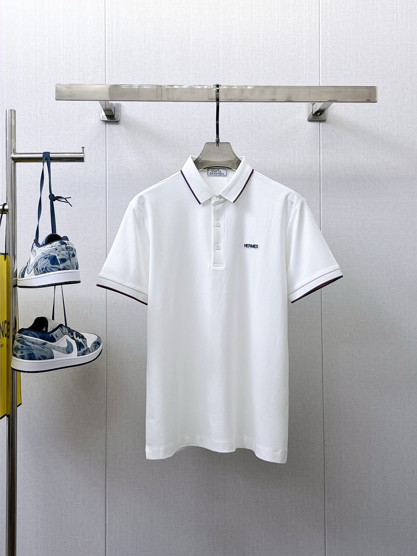 NO:154136,Hermes High-end Goods Business White-collar workers are a must-have item for individuals in the unit!  Casual business lapel short sleeves, technological fabric, great body feel, smooth texture and great texture!  Good elasticity, no sense of restraint, the fabric has its own breathable mesh, moisture absorption and sweating, quick drying and keeping it dry, small lapel placket-breasted design, showing a straight posture, not soft pedal, simple style, can be used for business and leisure, highly recommended!  Simple, generous, clean and neat, elegant and gentlemanly. The key is the fabric, the key is to quality control, the feel is extremely delicate and smooth, the fabric has a good gloss and upper body skeleton feel, so you can greet mature and quality men's clothing!  Sweat in summer and dry in seconds, a brand new experience. Business commuting and leisure. M-4XL is worn at a maximum of 210 kilograms. Please place an order and report your height and weight!  , hermes, T-shirt,alexander wang19860909爱马仕 高端货商务 白领 单位人士必入单品！ 休闲商务翻领短袖,科技面料,体感非常棒,手感顺滑质感很棒！弹性好,无任何束缚感,面料自带透气网孔,吸湿排汗,速干保持干爽,小翻领门襟排扣设计,展露挺拔姿态,不软踏,简约款式,商务休闲都可驾驭,强烈推荐！简单大方干净利落,儒雅绅士风度.高级材质,重点就是面料上,品控的必上,手感极其细腻光滑,面料光泽感和上身骨架感好,打招成熟品质男装！夏天出汗秒干,全新体验 商务通勤休闲 M-4XL最大穿210斤,下单报身高体重！,,hermes,T-shirt,alexander wang,Men's clothing