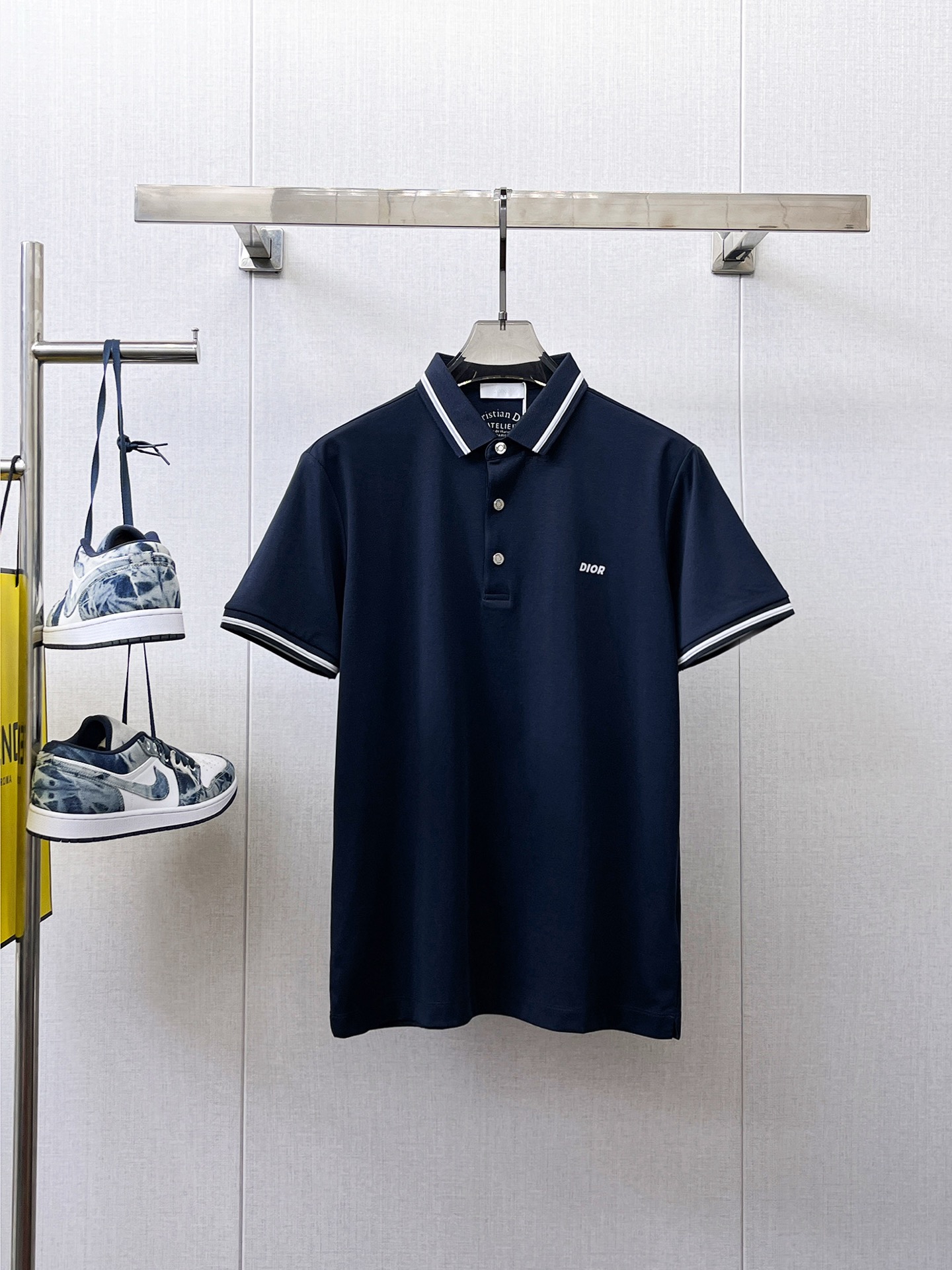 NO:154141,Dior High-end Goods Business White-collar workers are a must-have item for individuals in the unit!  Casual business lapel short sleeves, technological fabric, great body feel, smooth texture and great texture!  Good elasticity, no sense of restraint, the fabric has its own breathable mesh, moisture absorption and sweating, quick drying and keeping it dry, small lapel placket-breasted design, showing a straight posture, not soft pedal, simple style, can be used for business and leisure, highly recommended!  Simple, generous, clean and neat, elegant and gentlemanly. The key is the fabric, the key is to quality control, the feel is extremely delicate and smooth, the fabric has a good gloss and upper body skeleton feel, so you can greet mature and quality men's clothing!  Sweat in summer and dry in seconds, a brand new experience. Business commuting and leisure. M-4XL is worn at a maximum of 210 kilograms. Please place an order and report your height and weight!  ,dior,T-shirt,alexander wang19860909迪奥 高端货商务 白领 单位人士必入单品！ 休闲商务翻领短袖,科技面料,体感非常棒,手感顺滑质感很棒！弹性好,无任何束缚感,面料自带透气网孔,吸湿排汗,速干保持干爽,小翻领门襟排扣设计,展露挺拔姿态,不软踏,简约款式,商务休闲都可驾驭,强烈推荐！简单大方干净利落,儒雅绅士风度.高级材质,重点就是面料上,品控的必上,手感极其细腻光滑,面料光泽感和上身骨架感好,打招成熟品质男装！夏天出汗秒干,全新体验 商务通勤休闲 M-4XL最大穿210斤,下单报身高体重！,,dior,T-shirt,alexander wang,Men's clothing