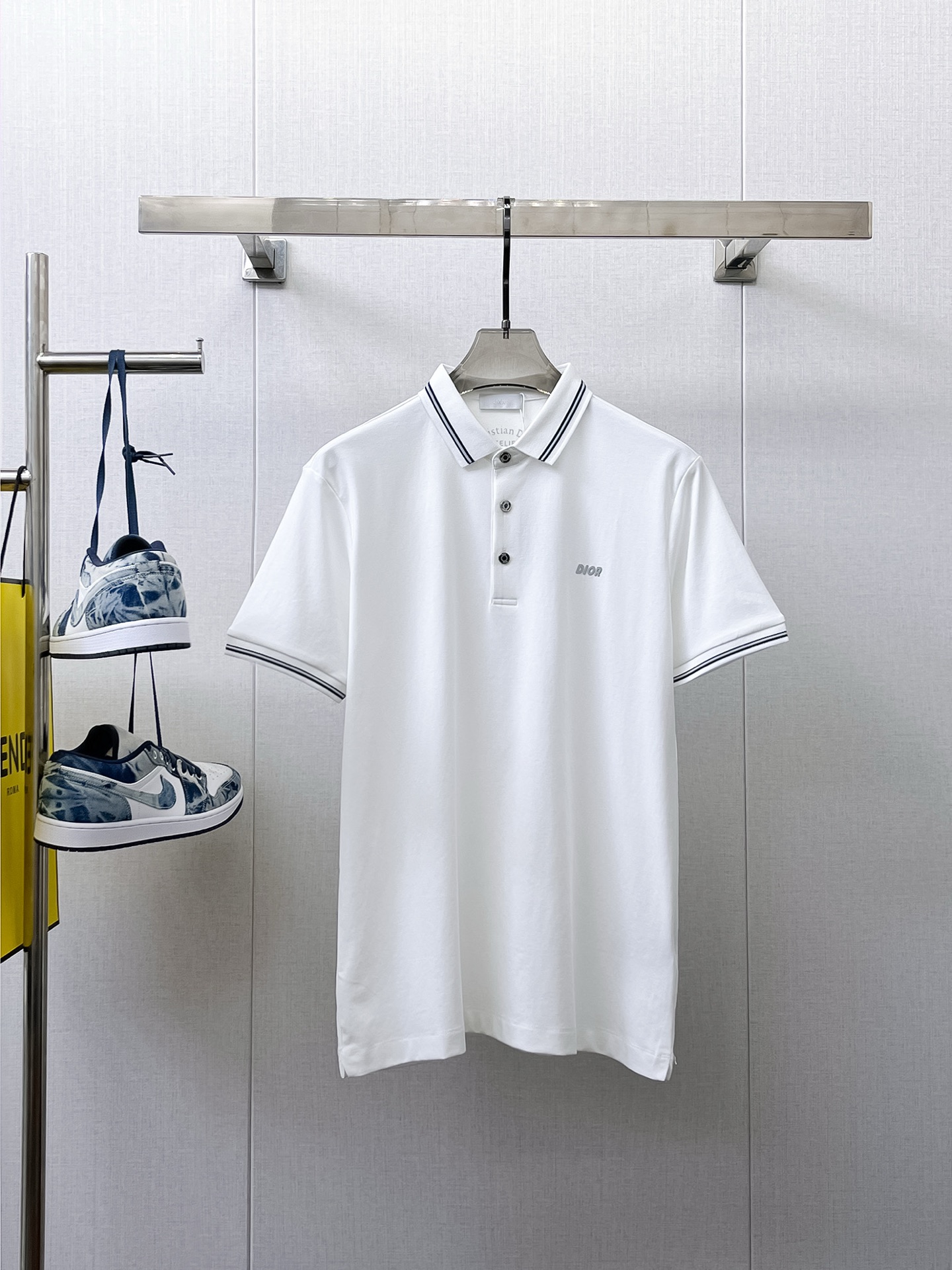 NO:154145,Dior High-end Goods Business White-collar workers are a must-have item for individuals in the unit!  Casual business lapel short sleeves, technological fabric, great body feel, smooth texture and great texture!  Good elasticity, no sense of restraint, the fabric has its own breathable mesh, moisture absorption and sweating, quick drying and keeping it dry, small lapel placket-breasted design, showing a straight posture, not soft pedal, simple style, can be used for business and leisure, highly recommended!  Simple, generous, clean and neat, elegant and gentlemanly. The key is the fabric, the key is to quality control, the feel is extremely delicate and smooth, the fabric has a good gloss and upper body skeleton feel, so you can greet mature and quality men's clothing!  Sweat in summer and dry in seconds, a brand new experience. Business commuting and leisure. M-4XL is worn at a maximum of 210 kilograms. Please place an order and report your height and weight!  ,dior,T-shirt,alexander wang19860909迪奥 高端货商务 白领 单位人士必入单品！ 休闲商务翻领短袖,科技面料,体感非常棒,手感顺滑质感很棒！弹性好,无任何束缚感,面料自带透气网孔,吸湿排汗,速干保持干爽,小翻领门襟排扣设计,展露挺拔姿态,不软踏,简约款式,商务休闲都可驾驭,强烈推荐！简单大方干净利落,儒雅绅士风度.高级材质,重点就是面料上,品控的必上,手感极其细腻光滑,面料光泽感和上身骨架感好,打招成熟品质男装！夏天出汗秒干,全新体验 商务通勤休闲 M-4XL最大穿210斤,下单报身高体重！,,dior,T-shirt,alexander wang,Men's clothing