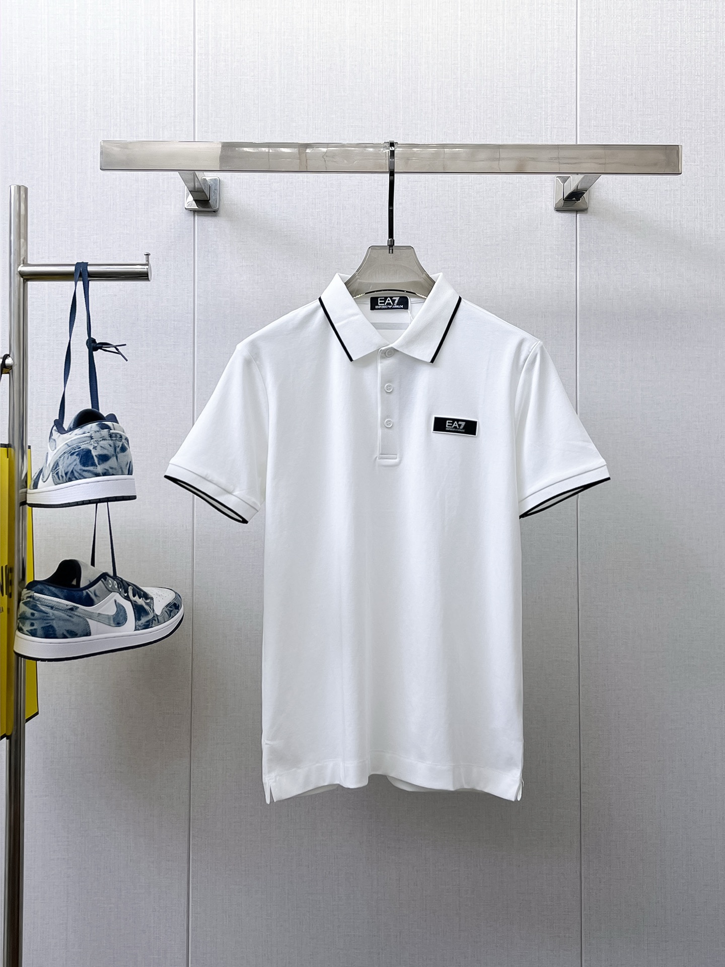 NO:154150,Armani High-end goods business, white-collar workers, must-have items for individuals in the unit!  Casual business lapel short sleeves, technological fabric, great body feel, smooth texture and great texture!  Good elasticity, no sense of restraint, the fabric has its own breathable mesh, moisture absorption and sweating, quick drying and keeping it dry, small lapel placket-breasted design, showing a straight posture, not soft pedal, simple style, can be used for business and leisure, highly recommended!  Simple, generous, clean and neat, elegant and gentlemanly. The key is the fabric, the key is to quality control, the feel is extremely delicate and smooth, the fabric has a good gloss and upper body skeleton feel, so you can greet mature and quality men's clothing!  Sweat in summer and dry in seconds, a brand new experience. Business commuting and leisure. M-4XL is worn at a maximum of 210 kilograms. Please place an order and report your height and weight!  ,armani,T-shirt,alexander wang19860909阿玛尼 高端货商务 白领 单位人士必入单品！ 休闲商务翻领短袖,科技面料,体感非常棒,手感顺滑质感很棒！弹性好,无任何束缚感,面料自带透气网孔,吸湿排汗,速干保持干爽,小翻领门襟排扣设计,展露挺拔姿态,不软踏,简约款式,商务休闲都可驾驭,强烈推荐！简单大方干净利落,儒雅绅士风度.高级材质,重点就是面料上,品控的必上,手感极其细腻光滑,面料光泽感和上身骨架感好,打招成熟品质男装！夏天出汗秒干,全新体验 商务通勤休闲 M-4XL最大穿210斤,下单报身高体重！,,armani,T-shirt,alexander wang,Men's clothing