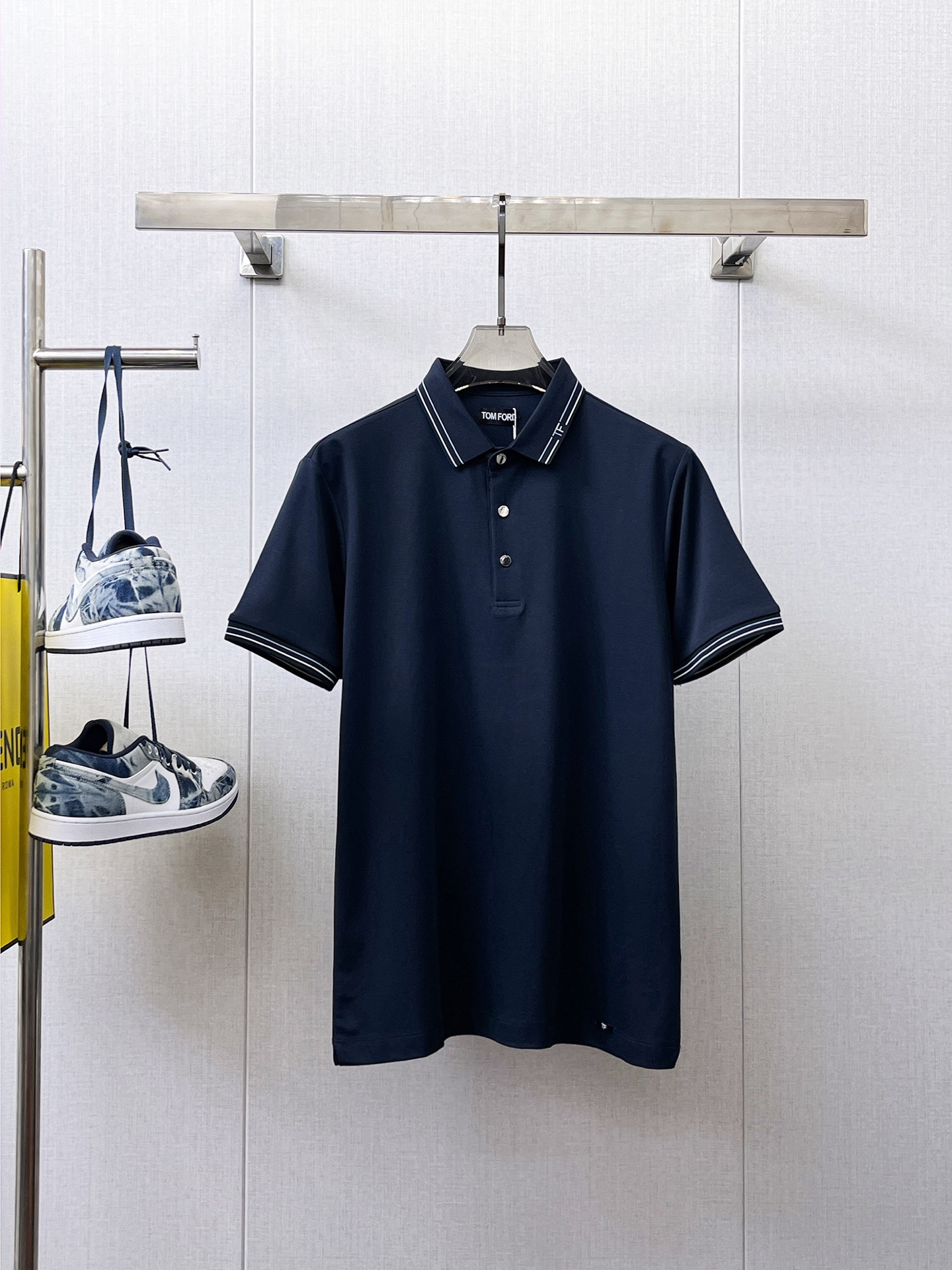 NO:154155,TF high-end goods business, white-collar workers, must-have items for individuals in the unit!  Casual business lapel short sleeves, technological fabric, great body feel, smooth texture and great texture!  Good elasticity, no sense of restraint, the fabric has its own breathable mesh, moisture absorption and sweating, quick drying and keeping it dry, small lapel placket-breasted design, showing a straight posture, not soft pedal, simple style, can be used for business and leisure, highly recommended!  Simple, generous, clean and neat, elegant and gentlemanly. The key is the fabric, the key is to quality control, the feel is extremely delicate and smooth, the fabric has a good gloss and upper body skeleton feel, so you can greet mature and quality men's clothing!  Sweat in summer and dry in seconds, a brand new experience. Business commuting and leisure. M-4XL is worn at a maximum of 210 kilograms. Please place an order and report your height and weight!  ,,tom ford,T-shirt,alexander wang19860909TF高端货商务 白领 单位人士必入单品！ 休闲商务翻领短袖,科技面料,体感非常棒,手感顺滑质感很棒！弹性好,无任何束缚感,面料自带透气网孔,吸湿排汗,速干保持干爽,小翻领门襟排扣设计,展露挺拔姿态,不软踏,简约款式,商务休闲都可驾驭,强烈推荐！简单大方干净利落,儒雅绅士风度.高级材质,重点就是面料上,品控的必上,手感极其细腻光滑,面料光泽感和上身骨架感好,打招成熟品质男装！夏天出汗秒干,全新体验 商务通勤休闲 M-4XL最大穿210斤,下单报身高体重！,,tom ford,T-shirt,alexander wang,Men's clothing