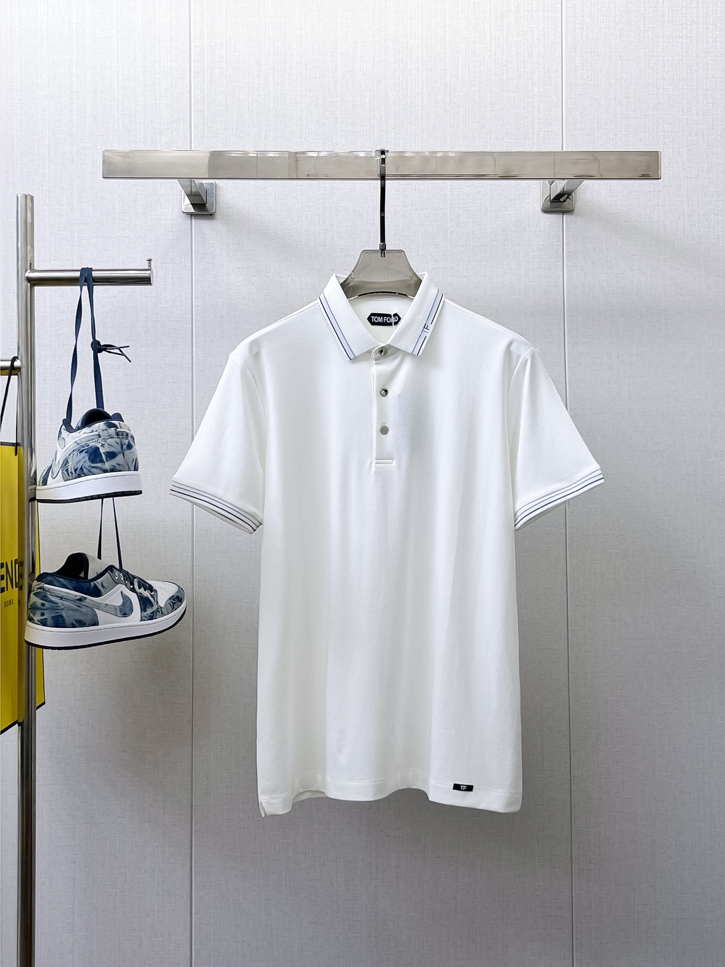 NO:154160,TF High-end Goods Business White-collar workers are a must-have item for individuals in the unit!  Casual business lapel short sleeves, technological fabric, great body feel, smooth texture and great texture!  Good elasticity, no sense of restraint, the fabric has its own breathable mesh, moisture absorption and sweating, quick drying and keeping it dry, small lapel placket-breasted design, showing a straight posture, not soft pedal, simple style, can be used for business and leisure, highly recommended!  Simple, generous, clean and neat, elegant and gentlemanly. The key is the fabric, the key is to quality control, the feel is extremely delicate and smooth, the fabric has a good gloss and upper body skeleton feel, so you can greet mature and quality men's clothing!  Sweat in summer and dry in seconds, a brand new experience. Business commuting and leisure. M-4XL is worn at a maximum of 210 kilograms. Please place an order and report your height and weight!  ,,tom ford,T-shirt,alexander wang19860909TF 高端货商务 白领 单位人士必入单品！ 休闲商务翻领短袖,科技面料,体感非常棒,手感顺滑质感很棒！弹性好,无任何束缚感,面料自带透气网孔,吸湿排汗,速干保持干爽,小翻领门襟排扣设计,展露挺拔姿态,不软踏,简约款式,商务休闲都可驾驭,强烈推荐！简单大方干净利落,儒雅绅士风度.高级材质,重点就是面料上,品控的必上,手感极其细腻光滑,面料光泽感和上身骨架感好,打招成熟品质男装！夏天出汗秒干,全新体验 商务通勤休闲 M-4XL最大穿210斤,下单报身高体重！,,tom ford,T-shirt,alexander wang,Men's clothing