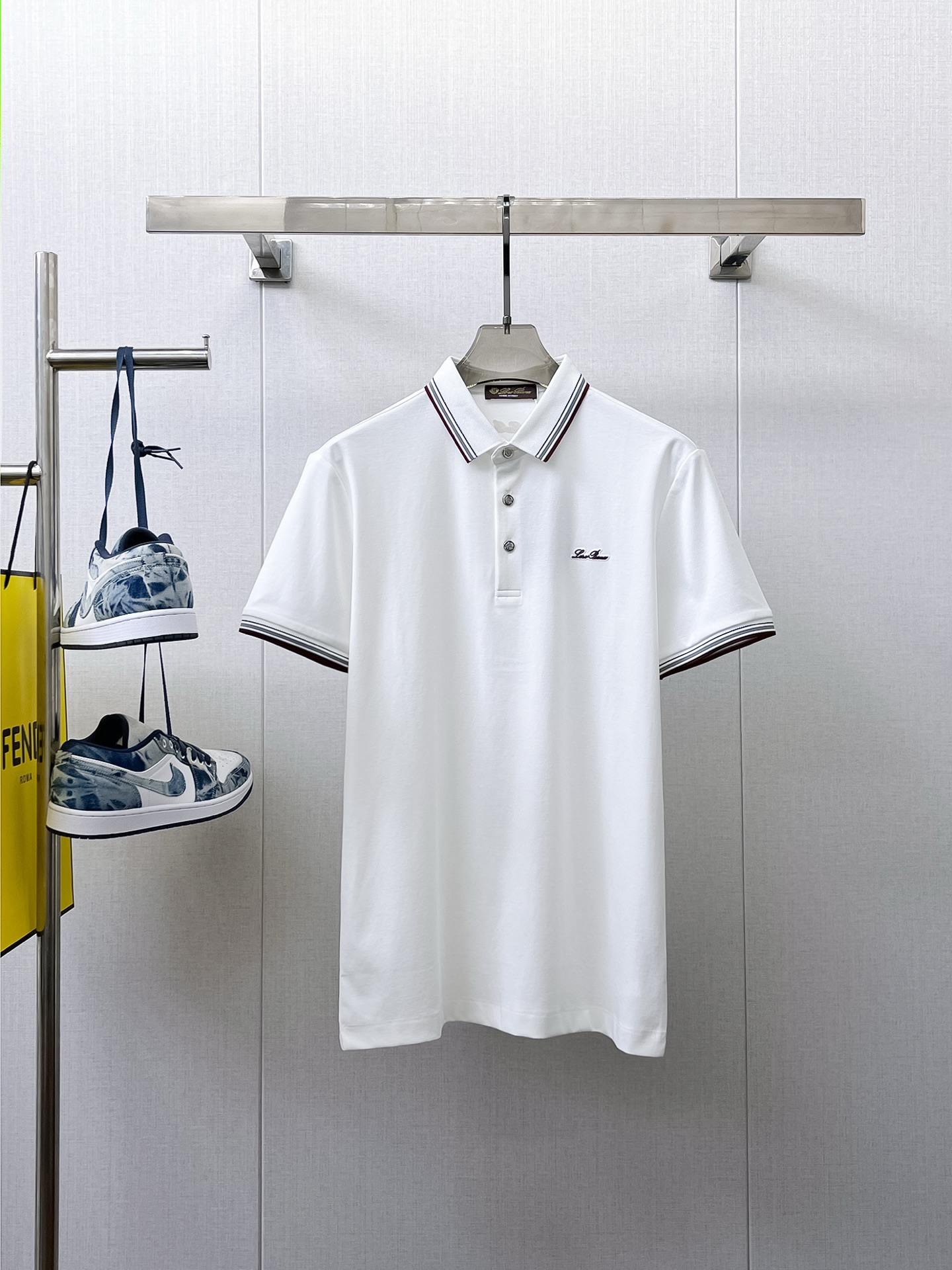 NO:154170,LP High-end Goods Business White-collar workers are a must-have item for individuals in the unit!  Casual business lapel short sleeves, technological fabric, great body feel, smooth texture and great texture!  Good elasticity, no sense of restraint, the fabric has its own breathable mesh, moisture absorption and sweating, quick drying and keeping it dry, small lapel placket-breasted design, showing a straight posture, not soft pedal, simple style, can be used for business and leisure, highly recommended!  Simple, generous, clean and neat, elegant and gentlemanly. The key is the fabric, the key is to quality control, the feel is extremely delicate and smooth, the fabric has a good gloss and upper body skeleton feel, so you can greet mature and quality men's clothing!  Sweat in summer and dry in seconds, a brand new experience. Business commuting and leisure. M-4XL is worn at a maximum of 210 kilograms. Please place an order and report your height and weight!  ,loro piana,T-shirt,alexander wang19860909LP 高端货商务 白领 单位人士必入单品！ 休闲商务翻领短袖,科技面料,体感非常棒,手感顺滑质感很棒！弹性好,无任何束缚感,面料自带透气网孔,吸湿排汗,速干保持干爽,小翻领门襟排扣设计,展露挺拔姿态,不软踏,简约款式,商务休闲都可驾驭,强烈推荐！简单大方干净利落,儒雅绅士风度.高级材质,重点就是面料上,品控的必上,手感极其细腻光滑,面料光泽感和上身骨架感好,打招成熟品质男装！夏天出汗秒干,全新体验 商务通勤休闲 M-4XL最大穿210斤,下单报身高体重！,,loro piana,T-shirt,alexander wang,Men's clothing