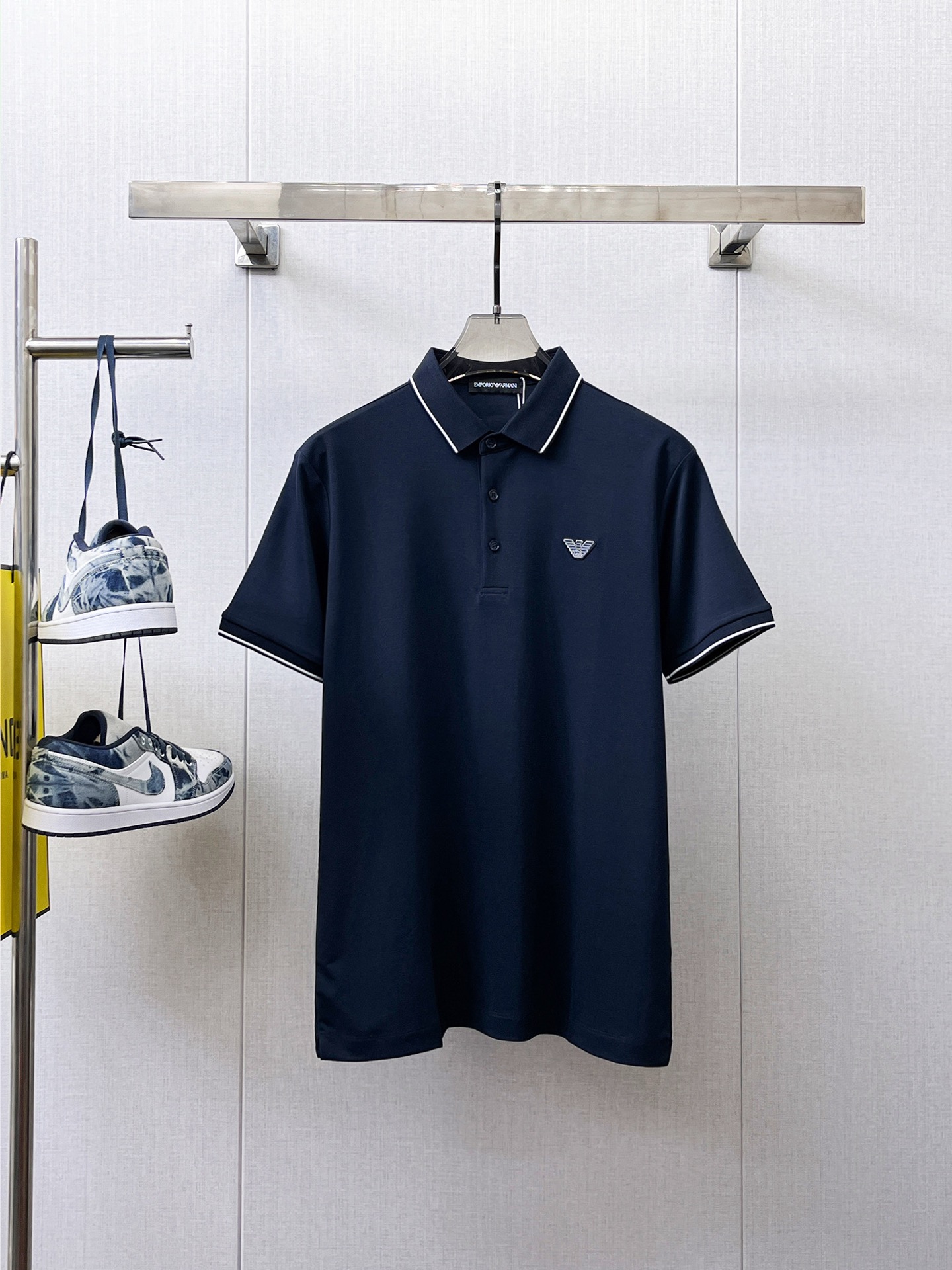 NO:154174,Armani High-end goods business, white-collar workers, must-have items for individuals in the unit!  Casual business lapel short sleeves, technological fabric, great body feel, smooth texture and great texture!  Good elasticity, no sense of restraint, the fabric has its own breathable mesh, moisture absorption and sweating, quick drying and keeping it dry, small lapel placket-breasted design, showing a straight posture, not soft pedal, simple style, can be used for business and leisure, highly recommended!  Simple, generous, clean and neat, elegant and gentlemanly. The key is the fabric, the key is to quality control, the feel is extremely delicate and smooth, the fabric has a good gloss and upper body skeleton feel, so you can greet mature and quality men's clothing!  Sweat in summer and dry in seconds, a brand new experience. Business commuting and leisure. M-4XL is worn at a maximum of 210 kilograms. Please place an order and report your height and weight!  ,armani,T-shirt,alexander wang19860909阿玛尼 高端货商务 白领 单位人士必入单品！ 休闲商务翻领短袖,科技面料,体感非常棒,手感顺滑质感很棒！弹性好,无任何束缚感,面料自带透气网孔,吸湿排汗,速干保持干爽,小翻领门襟排扣设计,展露挺拔姿态,不软踏,简约款式,商务休闲都可驾驭,强烈推荐！简单大方干净利落,儒雅绅士风度.高级材质,重点就是面料上,品控的必上,手感极其细腻光滑,面料光泽感和上身骨架感好,打招成熟品质男装！夏天出汗秒干,全新体验 商务通勤休闲 M-4XL最大穿210斤,下单报身高体重！,,armani,T-shirt,alexander wang,Men's clothing