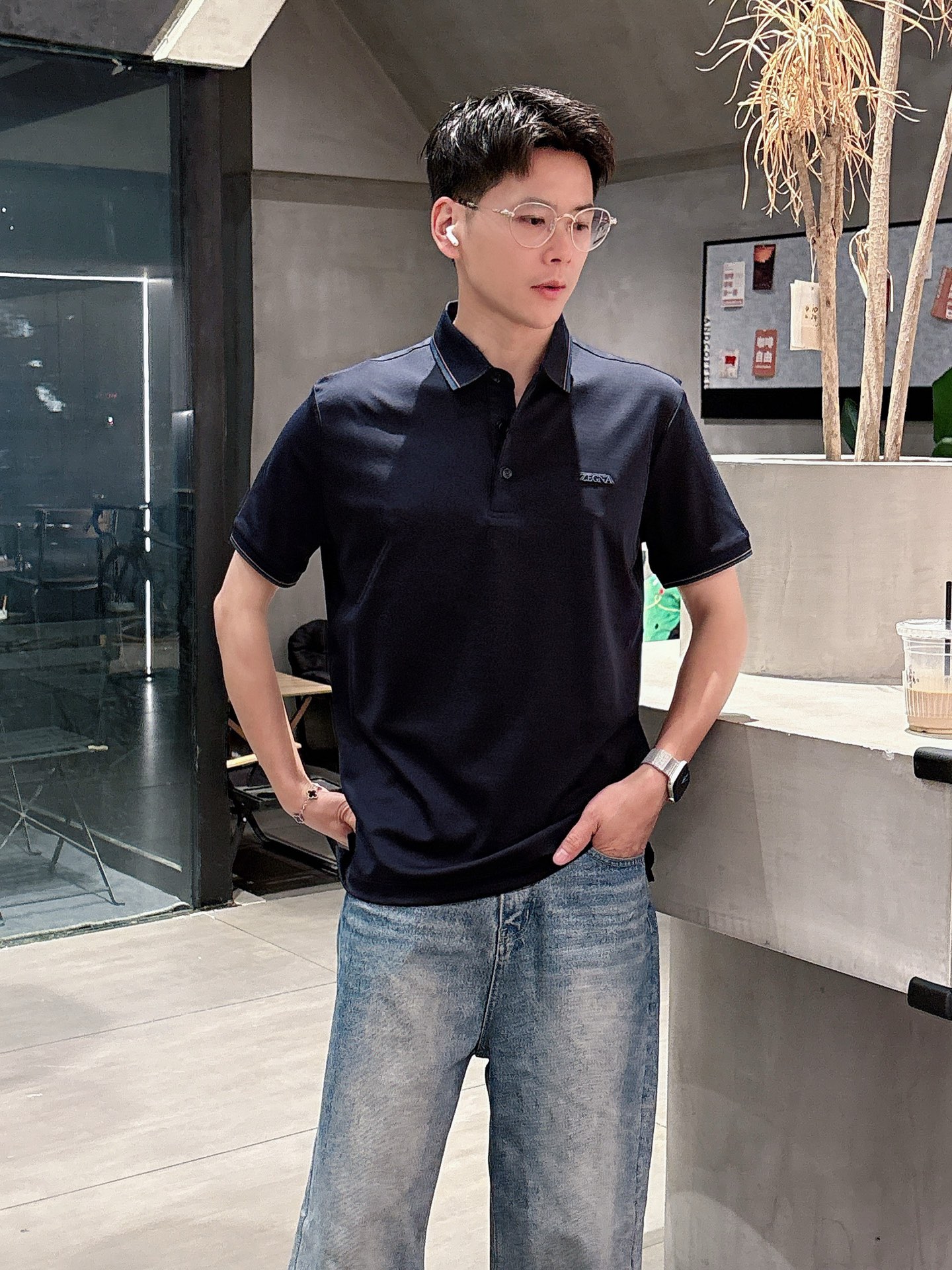 NO:162133,Jenia High-end goods business White-collar workers are a must-have item for individuals in the unit!  Casual business lapel short sleeves, technological fabric, great body feel, smooth texture and great texture!  Good elasticity, no sense of restraint, the fabric has its own breathable mesh, moisture absorption and sweating, quick drying and keeping it dry, small lapel placket-breasted design, showing a straight posture, not soft pedal, simple style, can be used for business and leisure, highly recommended!  Simple, generous, clean and neat, elegant and gentlemanly. The key is the fabric, the key is to quality control, the feel is extremely delicate and smooth, the fabric has a good gloss and upper body skeleton feel, so you can greet mature and quality men's clothing!  Sweat in summer and dry in seconds, a brand new experience. Business commuting and leisure. M-4XL is worn at a maximum of 210 kilograms. Please place an order and report your height and weight!  ,zegna,T-shirt,alexander wang19860909杰尼亚 高端货商务 白领 单位人士必入单品！ 休闲商务翻领短袖,科技面料,体感非常棒,手感顺滑质感很棒！弹性好,无任何束缚感,面料自带透气网孔,吸湿排汗,速干保持干爽,小翻领门襟排扣设计,展露挺拔姿态,不软踏,简约款式,商务休闲都可驾驭,强烈推荐！简单大方干净利落,儒雅绅士风度.高级材质,重点就是面料上,品控的必上,手感极其细腻光滑,面料光泽感和上身骨架感好,打招成熟品质男装！夏天出汗秒干,全新体验 商务通勤休闲 M-4XL最大穿210斤,下单报身高体重！,,zegna,T-shirt,alexander wang,Men's clothing